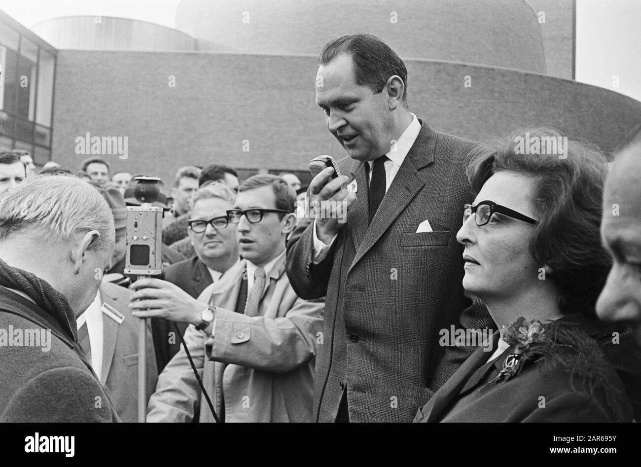 KVp-brabantdag in Tilburg; rechts Lardinois, Mitglied des Europäischen Parlaments und ab 5. April 1967 Minister für Landwirtschaft und Fischerei Datum: 28. Januar 1967 Ort: Noord-Brabant, Tilburg Stichwörter: Parlamentarier, Wahlkampagnen persönlicher Name: Lardinois, P.J. Stockfoto