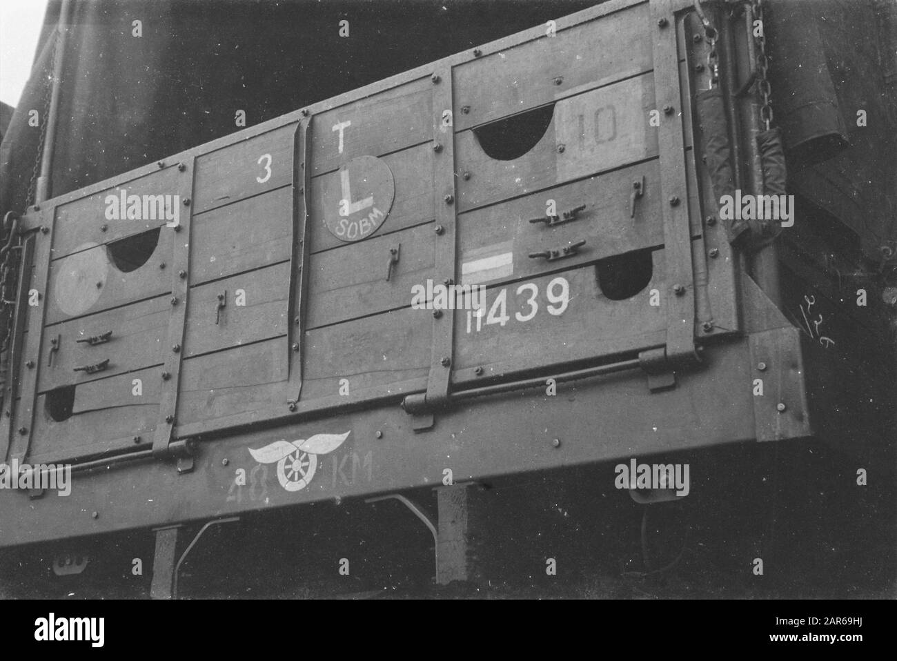 Schulungstreiber und Motorradfahrer (S.O.B.M.) an der Bandoeng Heckklappe eines Armeestaplers Datum: April 1947 Ort: Bandung, Indonesien, Niederländisch-Ostindien Stockfoto