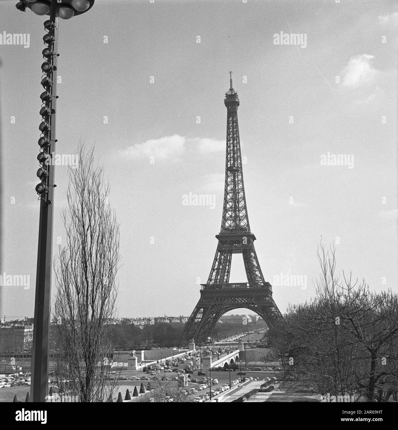 Pariser Bilder [Das Straßenleben von Paris] La Tour Eiffel Anmerkung: Der Eiffelturm wurde von Gustav Eiffel anlässlich der Weltausstellung von 1889 erbaut Datum: 1965 Standort: Frankreich, Paris Stichwörter: Denkmäler, Aussichtstürme Stockfoto