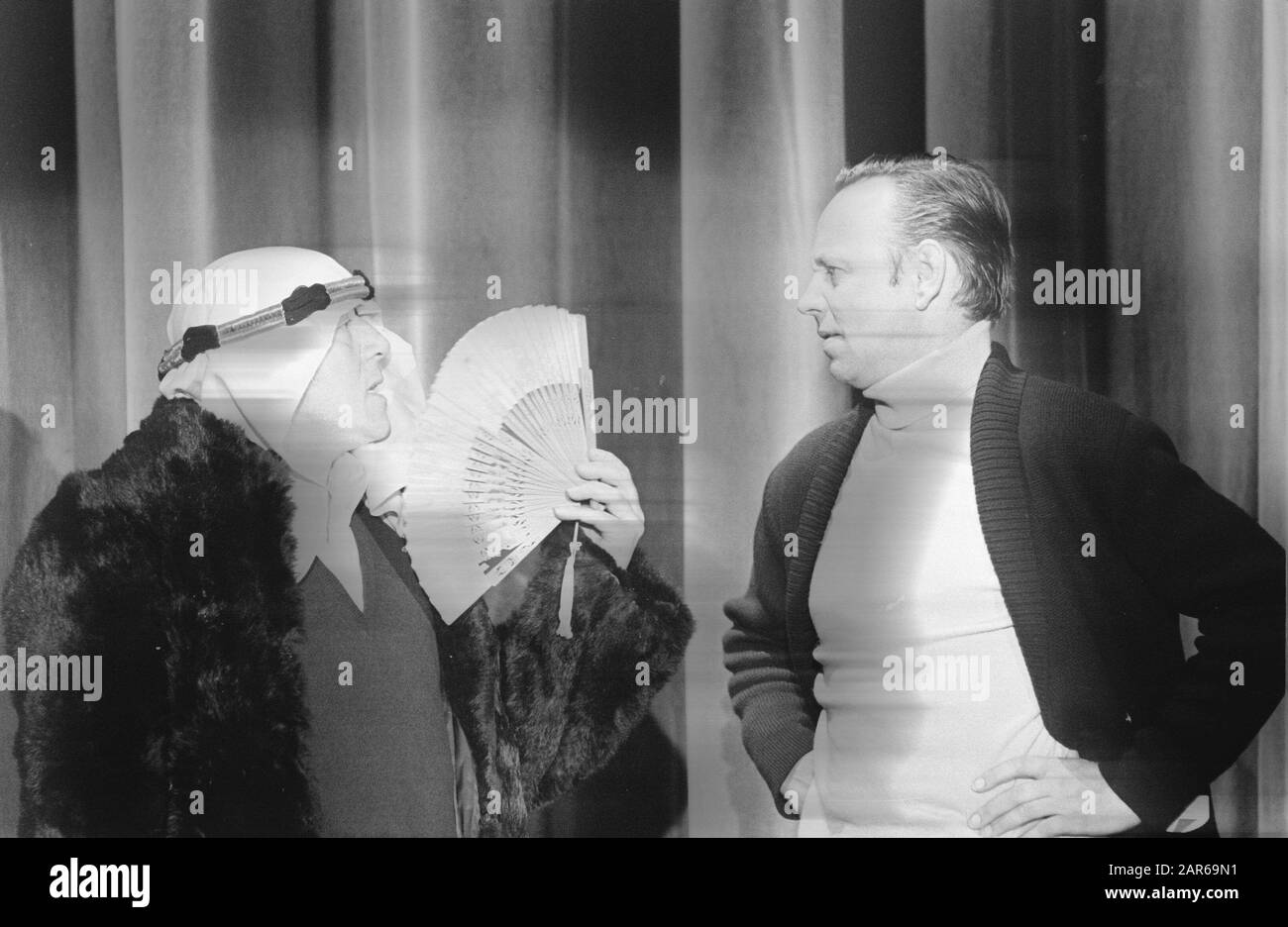 Letzter Johnny und Rijkshow. Johnny (als Haremdame) und Rijk während der Aufnahme Datum: 10. Mai 1968 Stockfoto