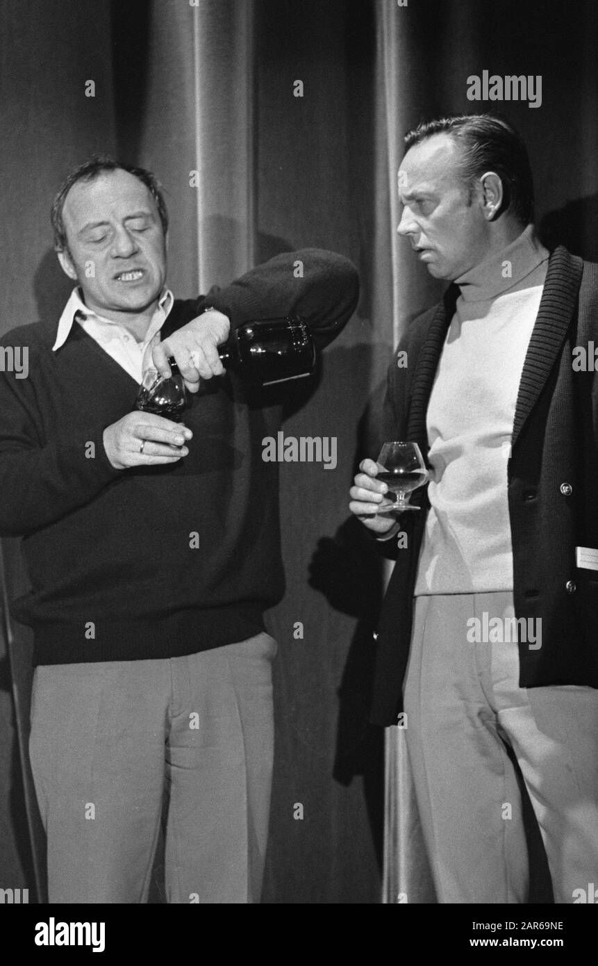 Letzter Johnny und Rijkshow. Johnny (als Haremdame) und Rijk während der Aufnahme Datum: 10. Mai 1968 Stockfoto