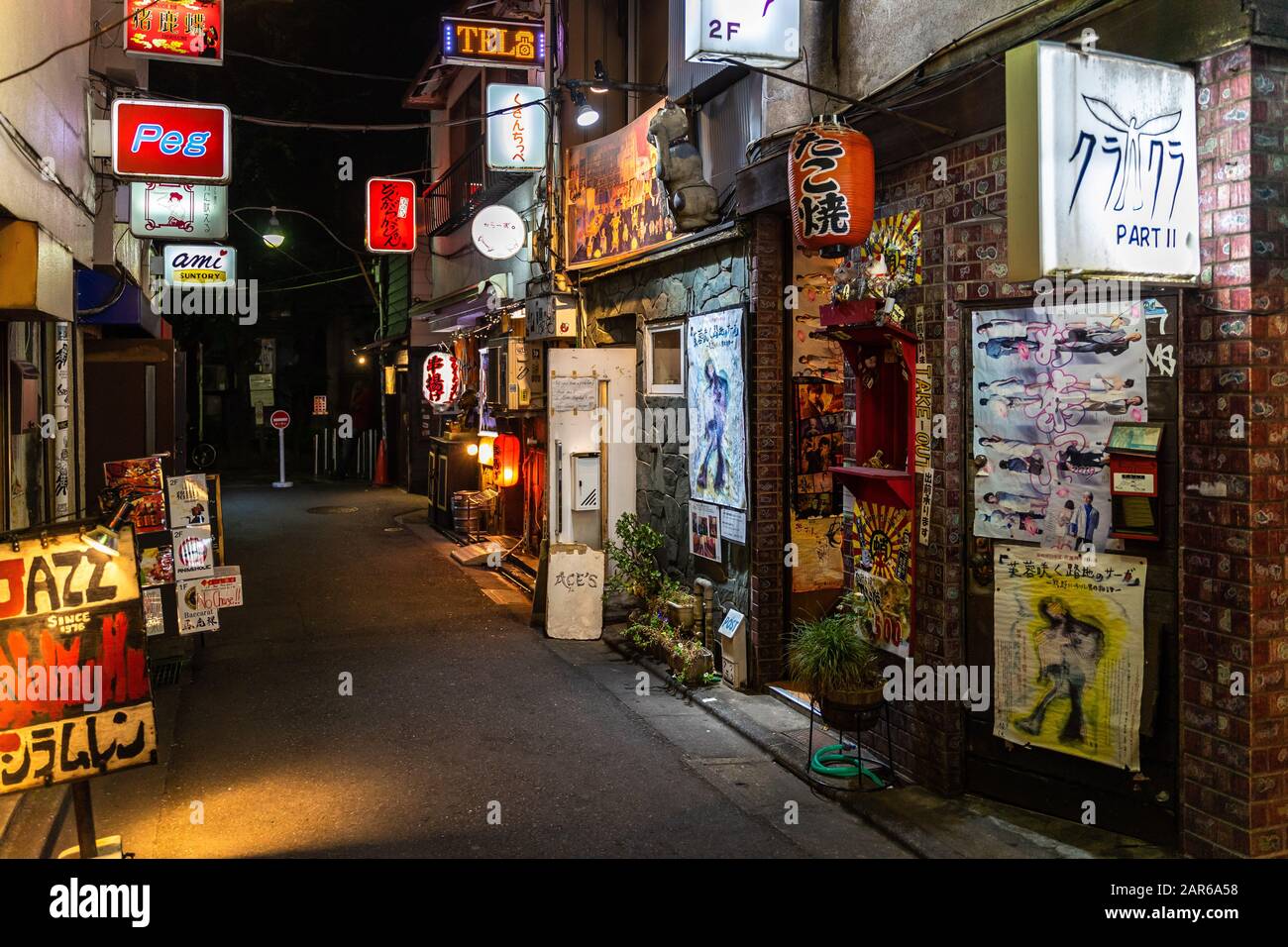 Blick auf eine Gasse in Golden Gai, einem Viertel des Shinjuku-Viertels mit Pubs, Clubs und Restaurants. Tokio, Japan, August 2019 Stockfoto