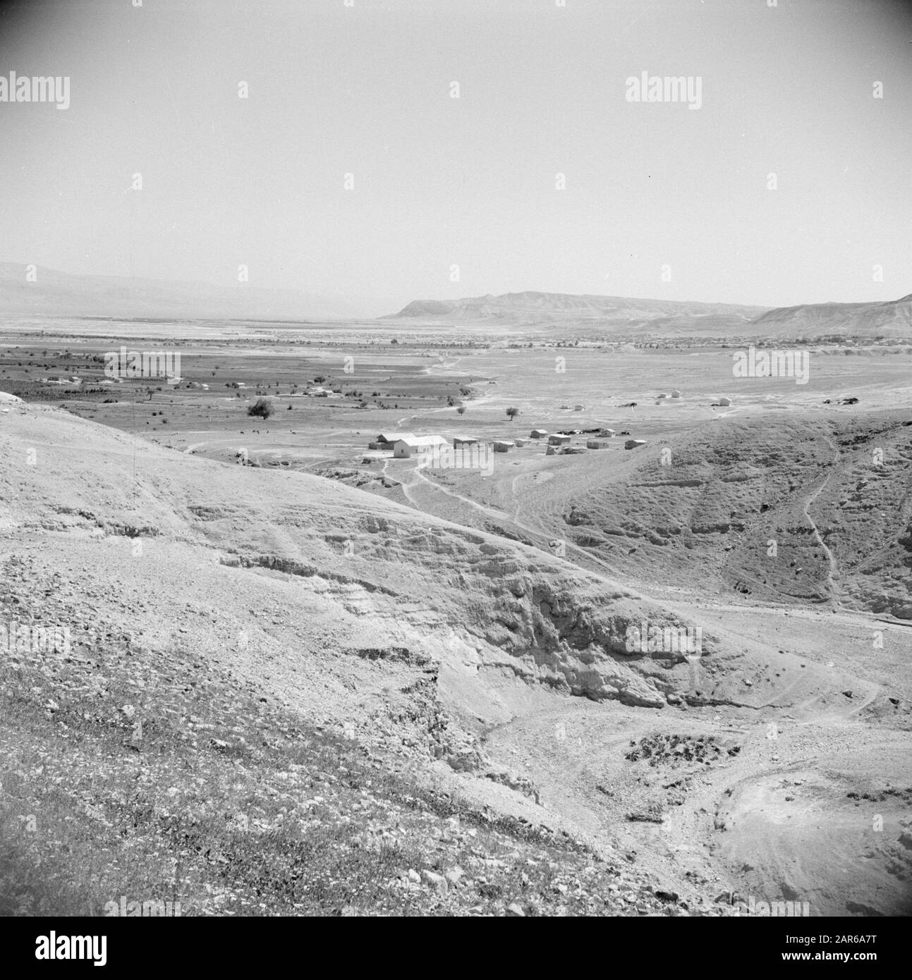 Naher Osten 1950-1955: Landschaft Jordanien in der Nähe von Jericho. Das Wadi el Celt und der Übergang zum Toten Meer. Der Ort Qumran in der Ebene. Flüchtlingslager Aqaba Anmerkung: Zum Zeitpunkt der Aufnahme war dieser Ort in Jordanien Datum: 1950 Ort: Palästina, Jericho, Jordanien Schlüsselwörter: Binnenmeere, Landschaften, Wadi's Stockfoto