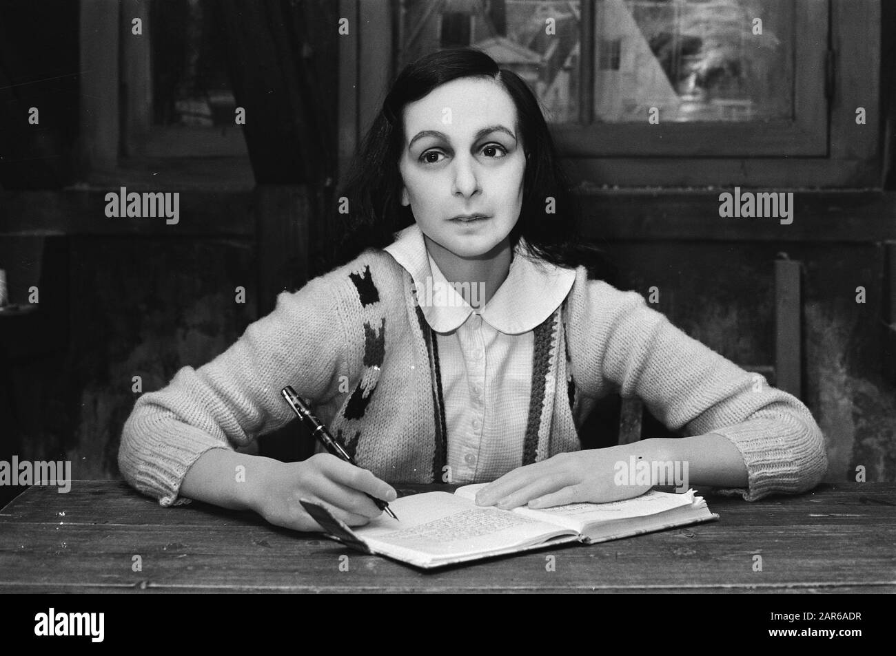 Im Wachsmuseum Madame Tussaud in Amsterdamse Kalverstraat wird eine Statue von Anne Frank hinter einem Tisch im Geheim-Anhang Datum: 14. april 1981 Ort: Amsterdam, Noord-Holland Schlüsselwörter: Museen, Wachsbilder Personenname: Frank, Anne Institutionenname: Madame Tussauds Platziert Stockfoto