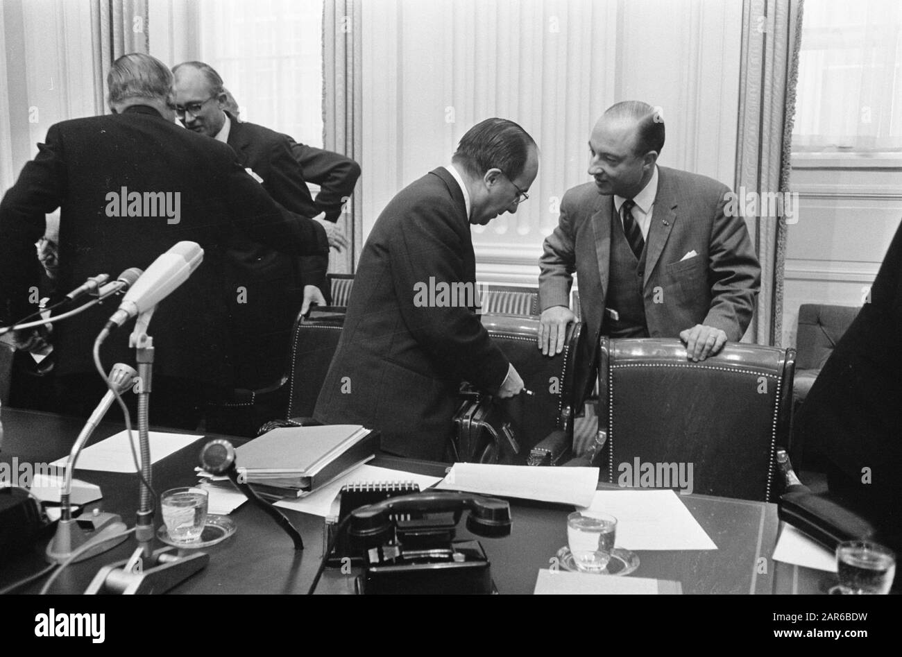 Das Repräsentantenhaus während der Prüfung des Regierungshaushalts Mitglied der Zweiten Kammer für den VVD, Herr H.J. Witteveen und Finanzministerin Anne Vondeling (PvdA) packen ihre Sachen Datum: 12. Oktober 1966 Ort: Den Haag, Zuid-Holland Stichwörter: Regierungsbudgets, Parlamentsdebatten, Parlamentarier, politischer Personenname: Vondeling, Anne, Witteveen, H.J. Stockfoto