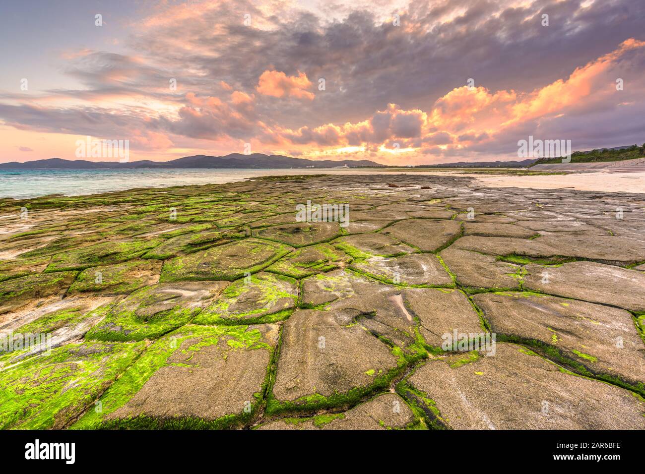 Kumejima, Okinawa, Japan am Tatami-ishi Strand während der Abenddämmerung. Stockfoto