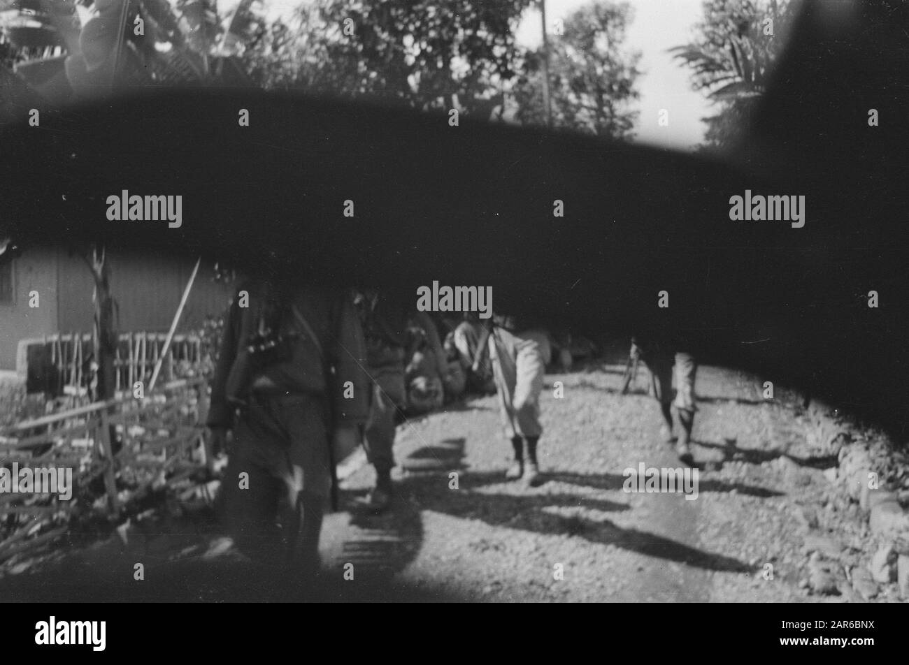 Linggadjati/Reinigungsaktionen Linggadjati: Die wandernden TNI-Banden, die anordnen, Dass Sie nicht mehr mit Füßen treten, schmiegen sich vorzugsweise inmitten der Campong-Bevölkerung. Am ersten Morgenlicht ist eine holländische Reinigungs-Patrouille auf dem Weg, den Kampong von unerwünschten Elementen zu reinigen. Datum: September 1947 Ort: Indonesien, Java, Niederländisch-Ostindien Stockfoto