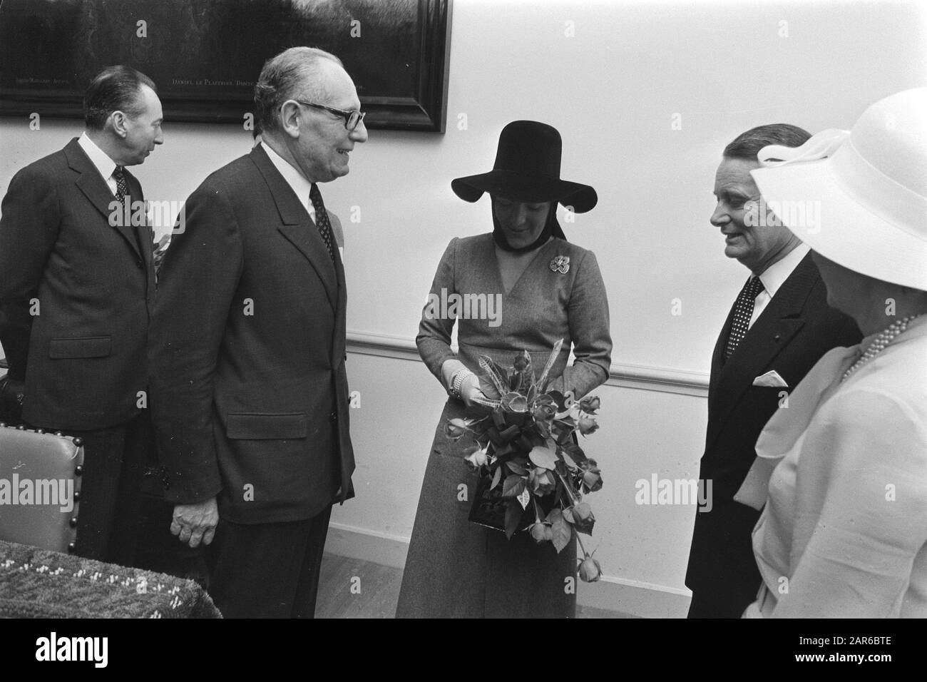 Eröffnung durch Prinzessin Margriet vom Institut Francais in der ehemaligen Linken Maurice Schumann (französischer Außenminister) und neben ihm Prinzessin Margriet Datum: 18. März 1971 Ort: Amsterdam, Noord-Holland Schlüsselwörter: Gebäude, Minister, Öffnungen, Prinzessinnen persönlicher Name: Margrit, Prinzessin, Schumann, Maurice Stockfoto