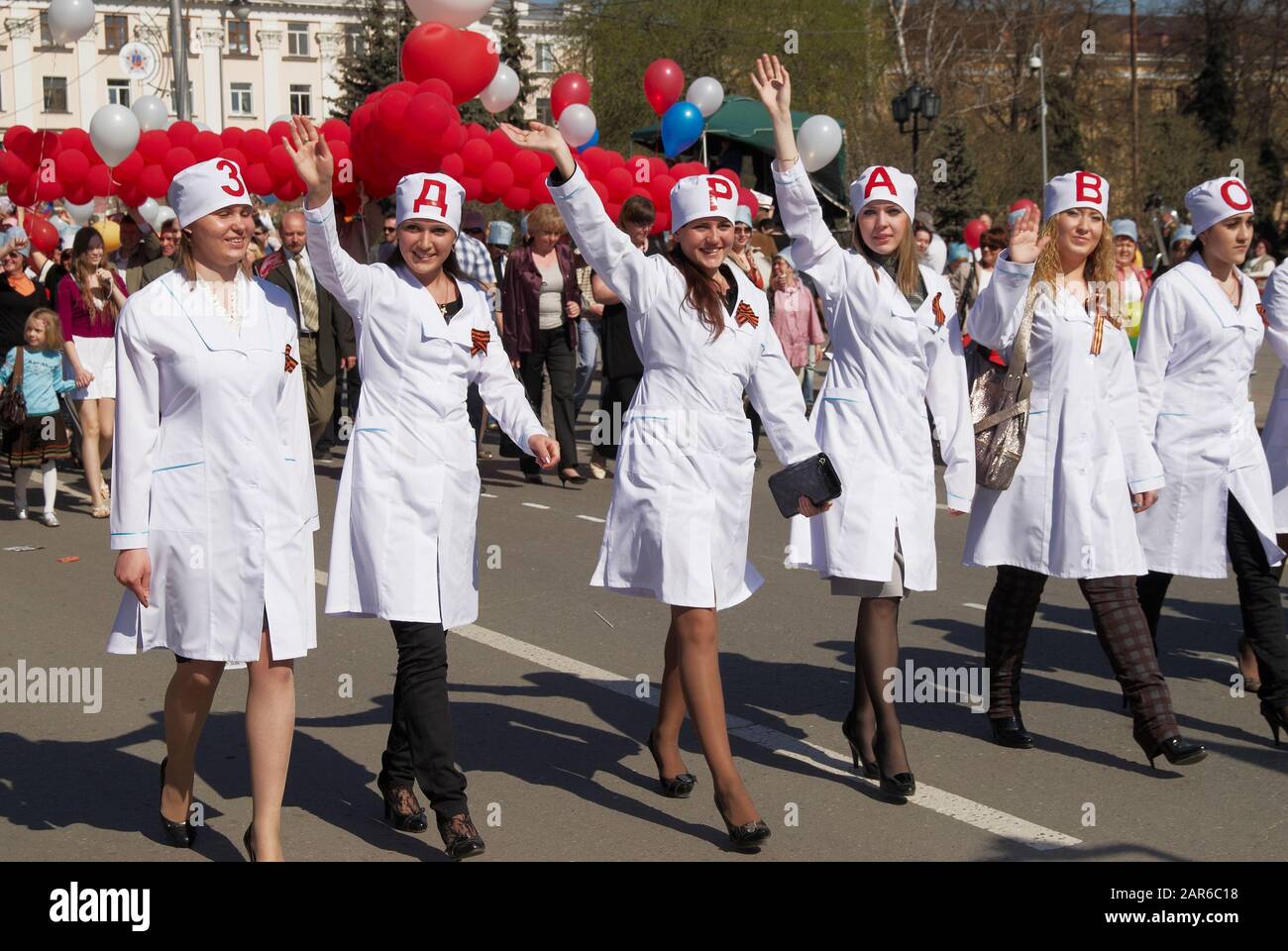 Attraktive Mädchen in Krankenschwestern Uniform auf Parade Stockfoto