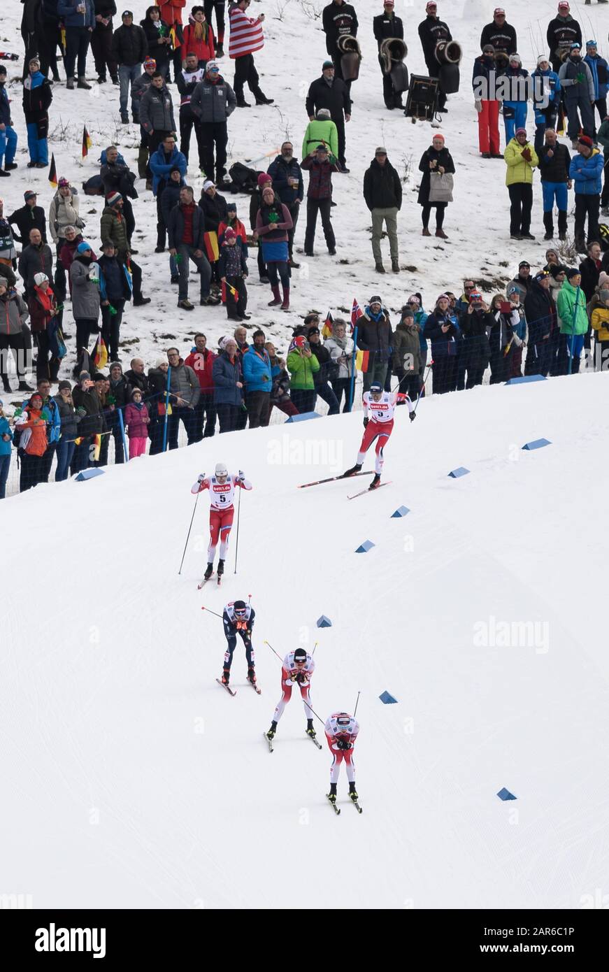 Oberstdorf, Deutschland. Januar 2020. Skilanglauf-Weltcup, Männer: Sprint 1, 6 Km: Zahlreiche Zuschauer folgen dem Rennen. Credit: Silas Stein / dpa / Alamy Live News Stockfoto