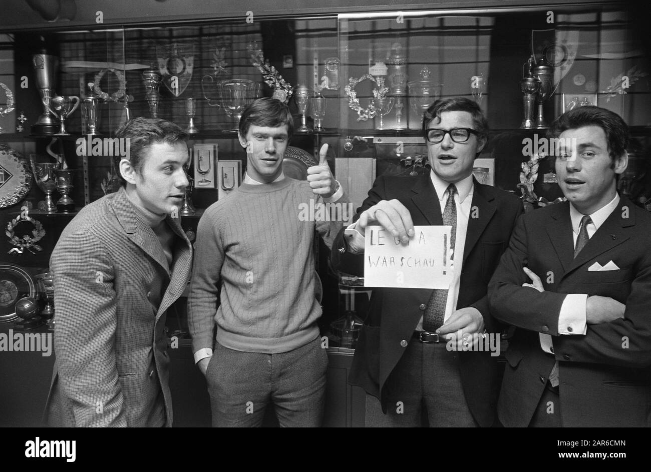 Viel für Halbfinale Europa Cup I Fußball in Rom. Feyenoordspieler zufrieden mit Unentschieden gegen Legia Warschau. Kindvall, Wery, Israel und Hasil Datum: 20. März 1970 Ort: Rotterdam-Schlüsselwörter: Lose, Sport, Fußball, Fußballer persönlicher Name: Hasil, Franz, Israel, Rinus, Kindvall, Ove, Wery, Henk Institutionname: Feyenoord, Legia Warschau Stockfoto