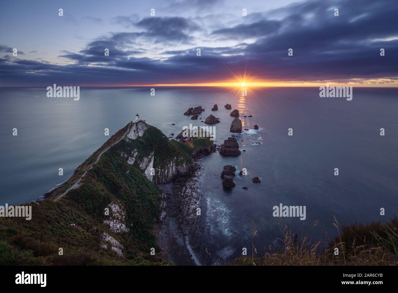 Wunderschöner Sonnenaufgang am Nugget Point Lighthouse, Neuseeland Stockfoto