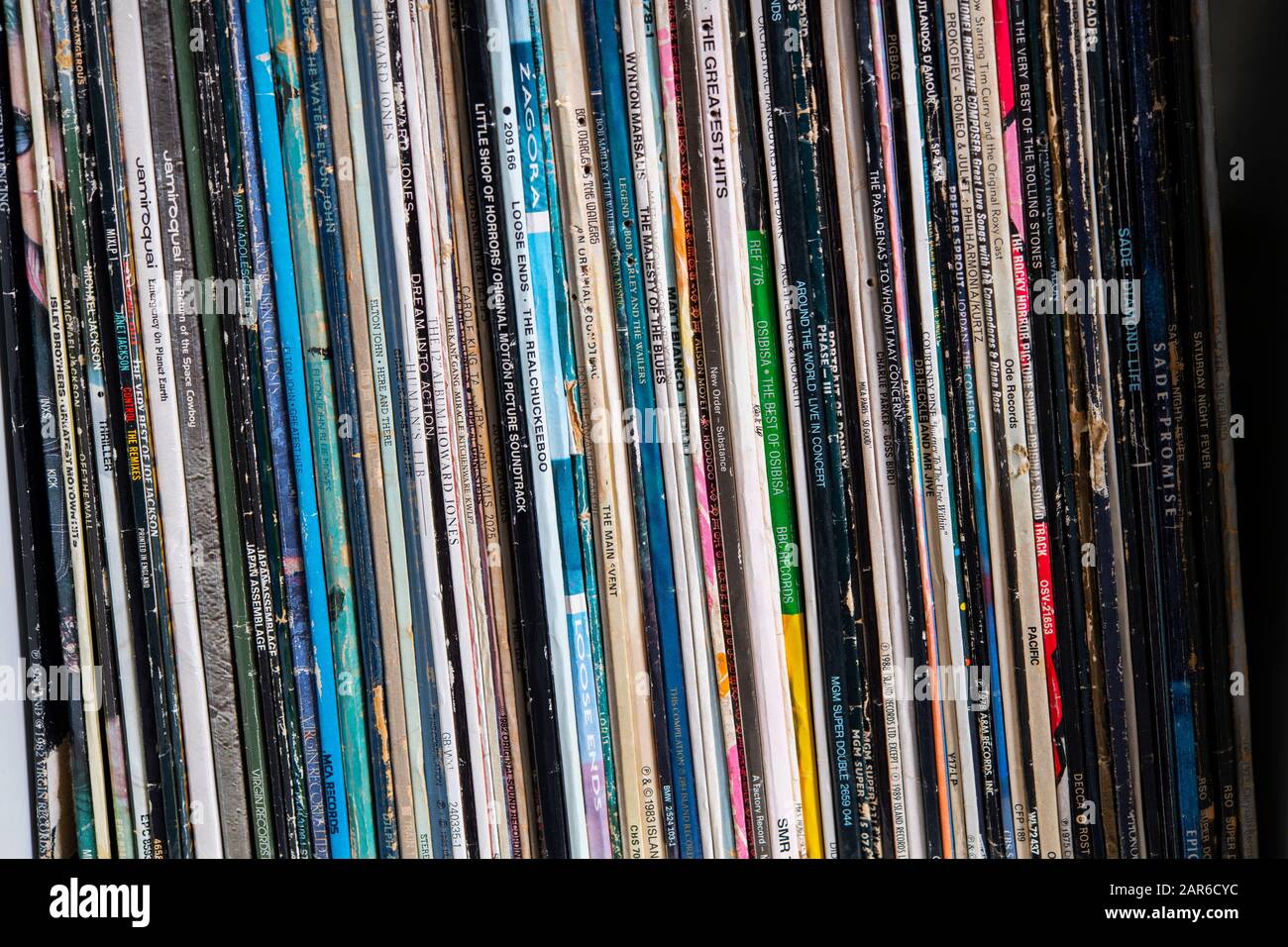 Sammlung von Schallplattenalben in alphabetischer Reihenfolge Stockfoto