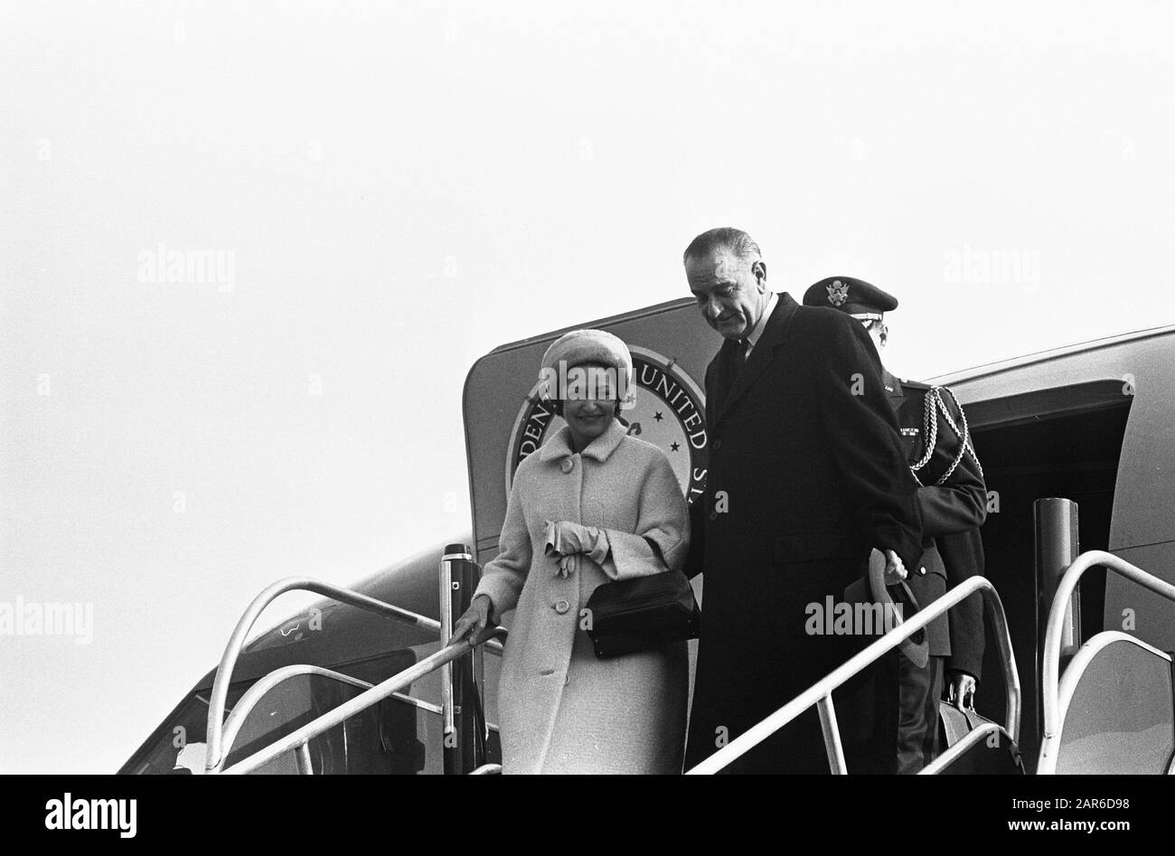 Lyndon B. Johnson in Holland. Der Vizepräsident und Premierminister Marijnen in Ypenburg Datum: 5. November 1963 Ort: Den Haag, Ypenburg, Zuid-Holland Schlüsselwörter: Vizepräsidenten persönlicher Name: Marijnen, Victor Stockfoto