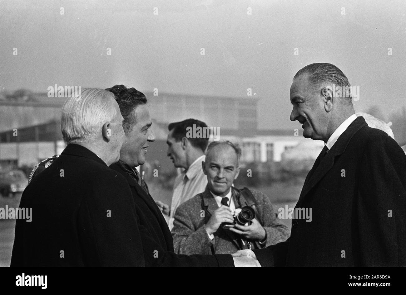 Lyndon B. Johnson in Holland. Der Vizepräsident und Premierminister Marijnen in Ypenburg Datum: 5. November 1963 Ort: Den Haag, Ypenburg, Zuid-Holland Schlüsselwörter: Vizepräsidenten persönlicher Name: Marijnen, Victor Stockfoto
