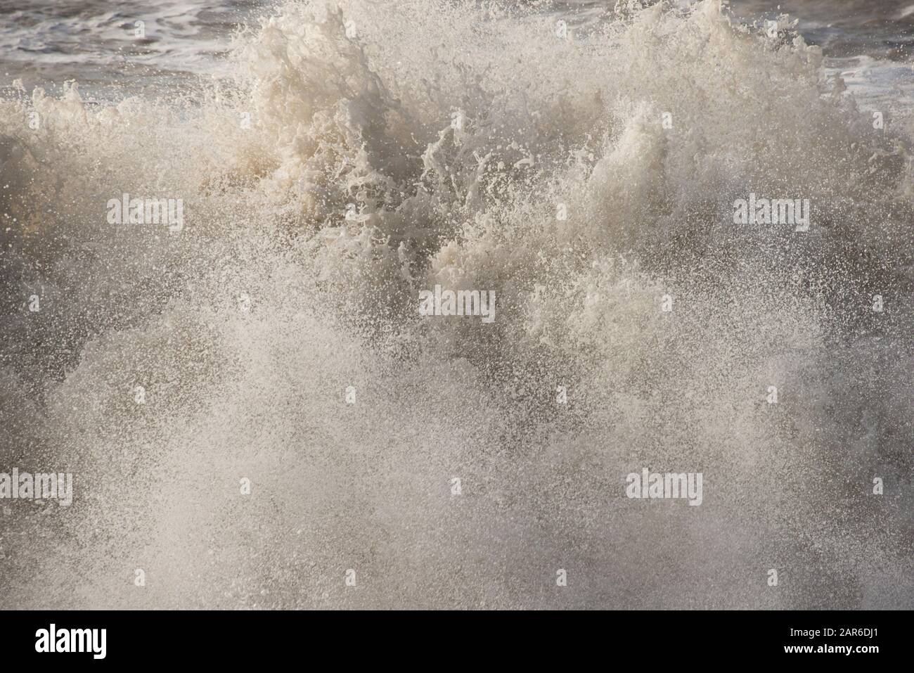 Hohe Wellen, Unterbrecher von AS Channel Storm mit ausgepeitschtem Strandsand, der die Küste am Hive Beach, Dorset, im Januar erodiert Stockfoto