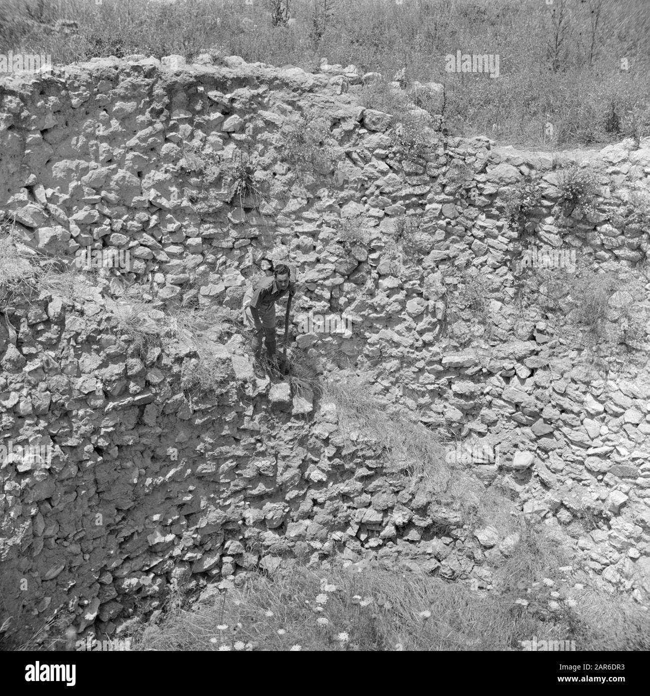 Israel 1948-1949:Megiddo Man in den Ruinen der Ställe von Solomon bei Megiddo Datum: 1948 Ort: Israel, Megiddo Schlüsselwörter: Archäologie, Geschichte, Landschaften, Wände, Ruinen, Ställe persönlicher Name: Solomon (König) Stockfoto