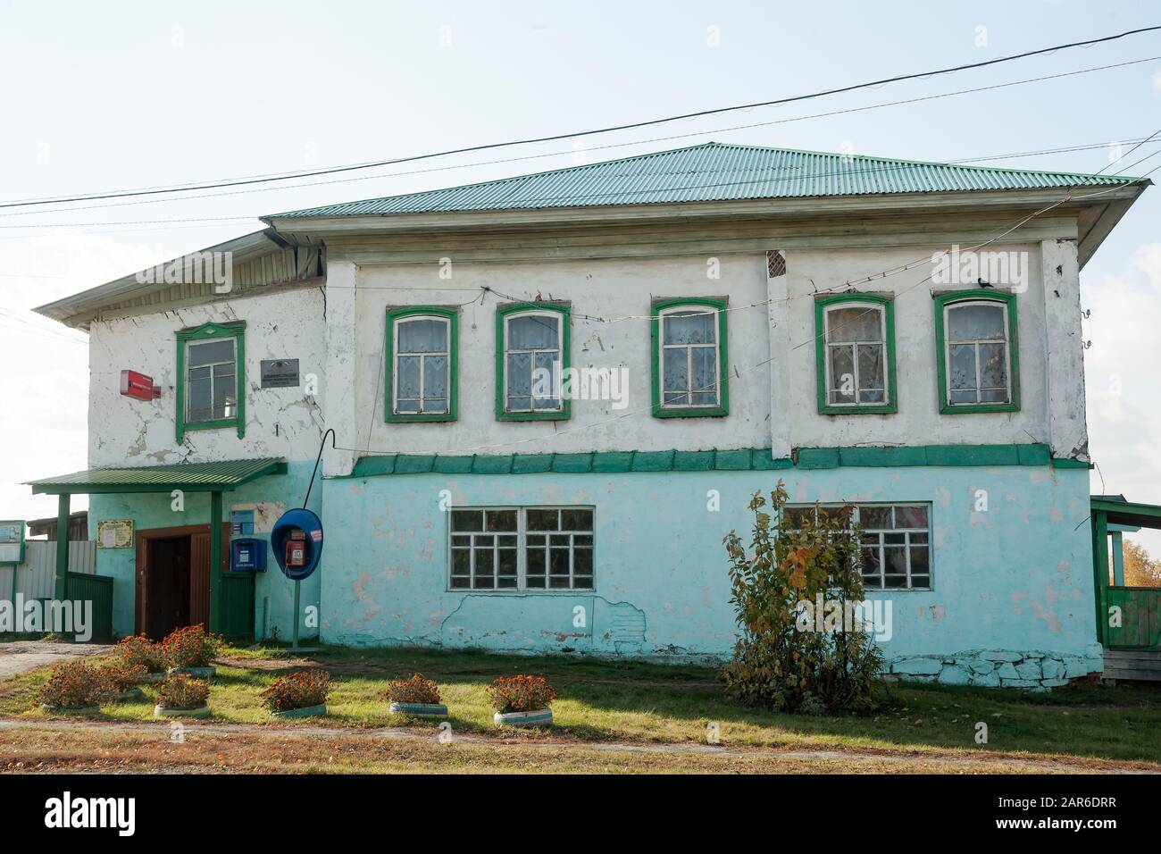 Verwaltungsgebäude in Nischnaya Sinyachikha Stockfoto