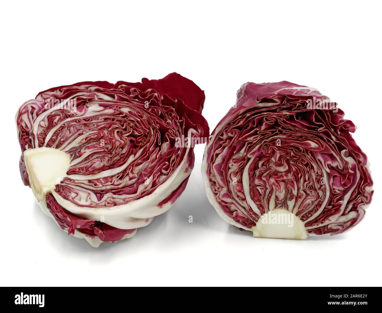 Lila Radicchio in Scheiben, italienische Blätterchichorie, isoliert auf weißem Hintergrund Stockfoto