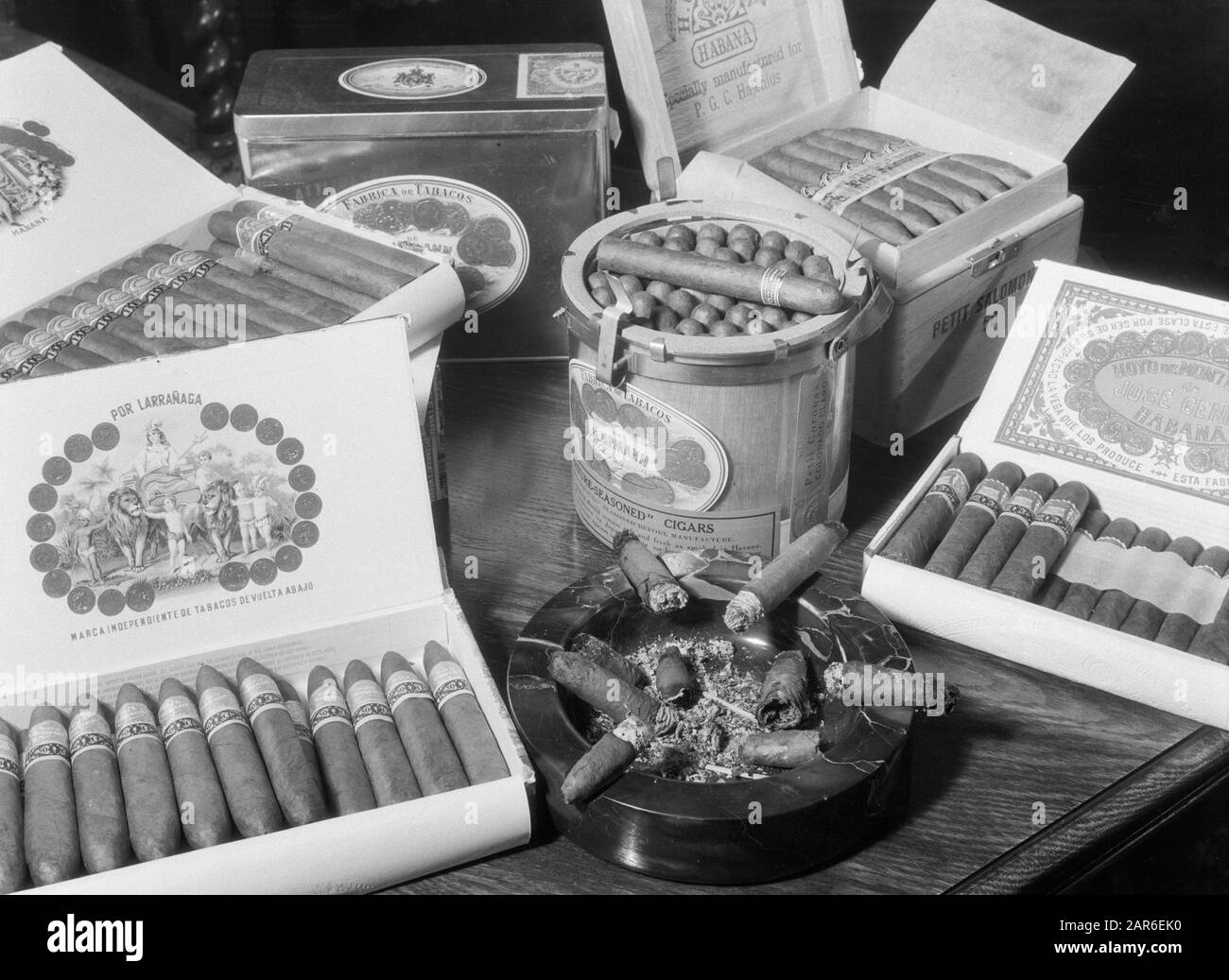 Zigarren- und Tabakgeschäft P.G.C. Hajenius aan het Rokin Amsterdam Marmor-Aschenbecher mit Zigarrenbutten darunter einige Zigarrenpacks von unter anderem den Marken H. Upmann und Jose Gener im Zigarrenhandel Hajenius in Amsterdam Datum: 1935 Standort: Amsterdam, Noord-Holland Schlüsselwörter: Rauchen, Zigarren, Tabakindustrie persönlicher Name: Hajenius, P.G.C. Stockfoto