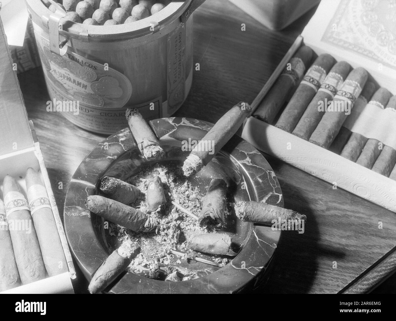 Zigarren- und Tabakgeschäft P.G.C. Hajenius aan het Rokin Amsterdam Marmor-Aschenbecher mit Zigarrenbutten darunter einige Zigarrenpacks von unter anderem der Marke H. Upmann im Zigarrenhandel Hajenius in Amsterdam Datum: 1935 Ort: Amsterdam, Noord-Holland Schlüsselwörter: Rauchen, Zigarren, Tabakindustrie Personenname: Hajenius, P.G.C. Stockfoto