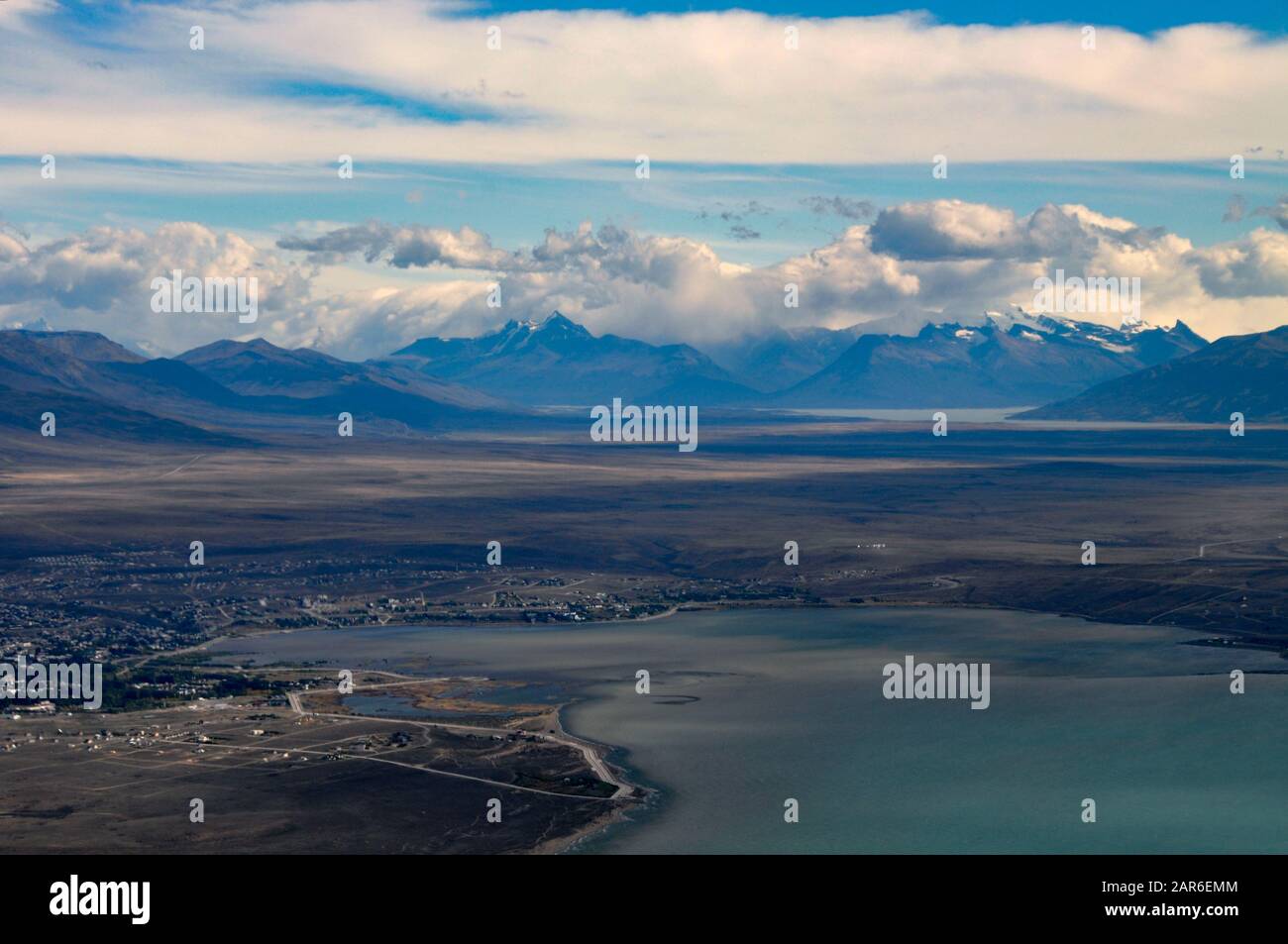 Luftbild der Stadt El Calafate am See Lago Argentino, Patagonien mit anden-gebirge Stockfoto