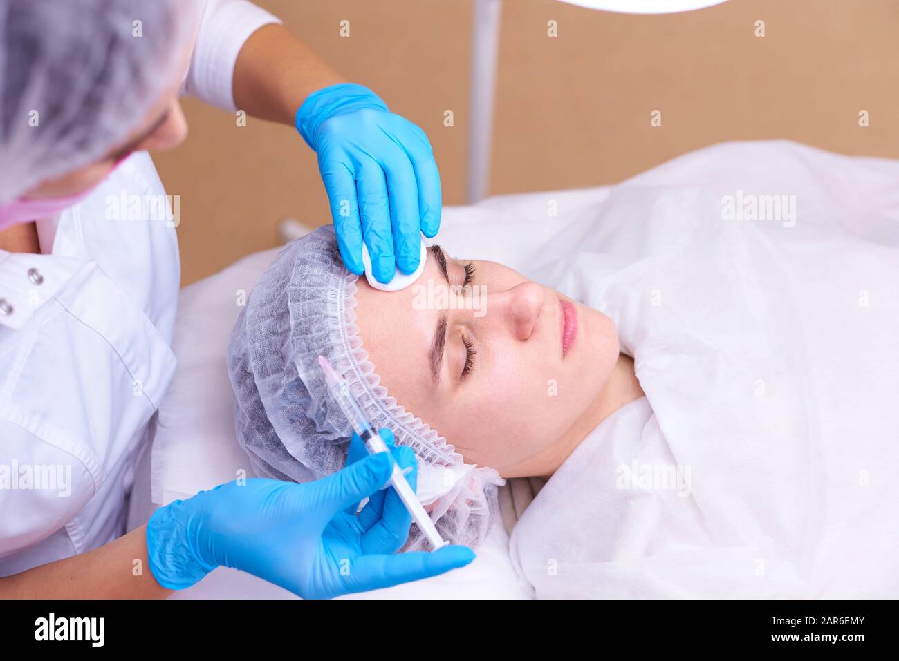 Junge Frau zum Verjüngungsverfahren in einer Kosmetologie-Klinik. Stockfoto