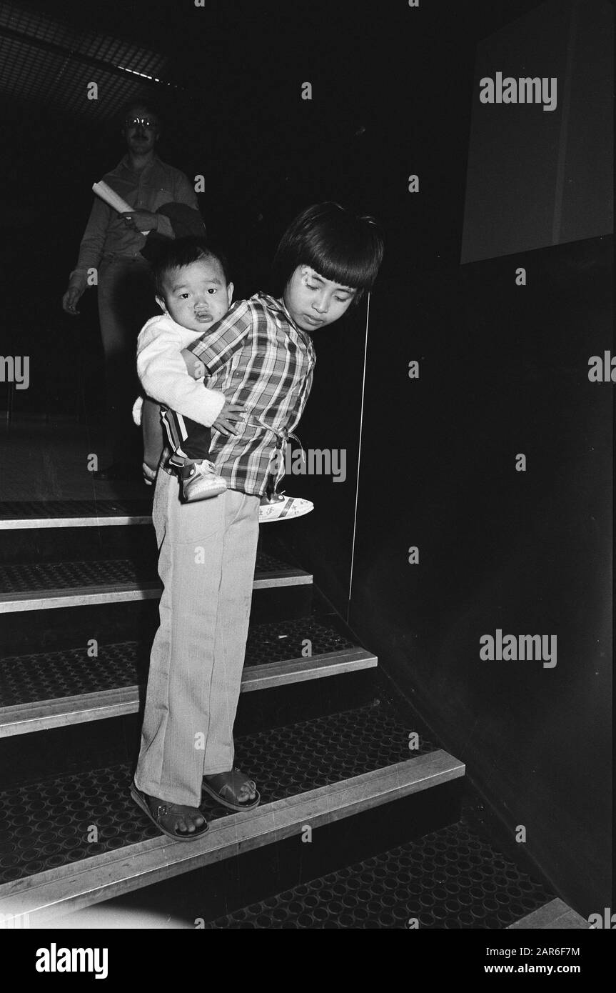 54 vietnamesische Bootsflüchtlinge kommen aus einem Lager in Thailand zusammen mit ihrem Bruder am Rücktag: 8. Juli 1979 Ort: Noord-Holland, Schiphol Schlüsselwörter: An- und Abreise, Bootsflüchtlinge, Immigranten, Kinder, Flughäfen Stockfoto