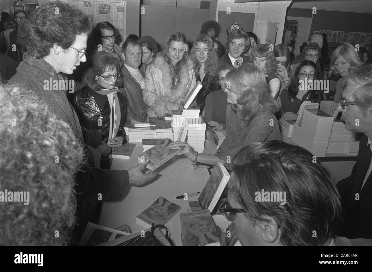 Melina Mercouri Signeert Buch Ich wurde in Bijenkorf geboren Amsterdam Datum: 2. Dezember 1971 Ort: Amsterdam, Noord-Holland Schlüsselwörter: Bücher, Schild Personenname: Mercouri, Melina Stockfoto