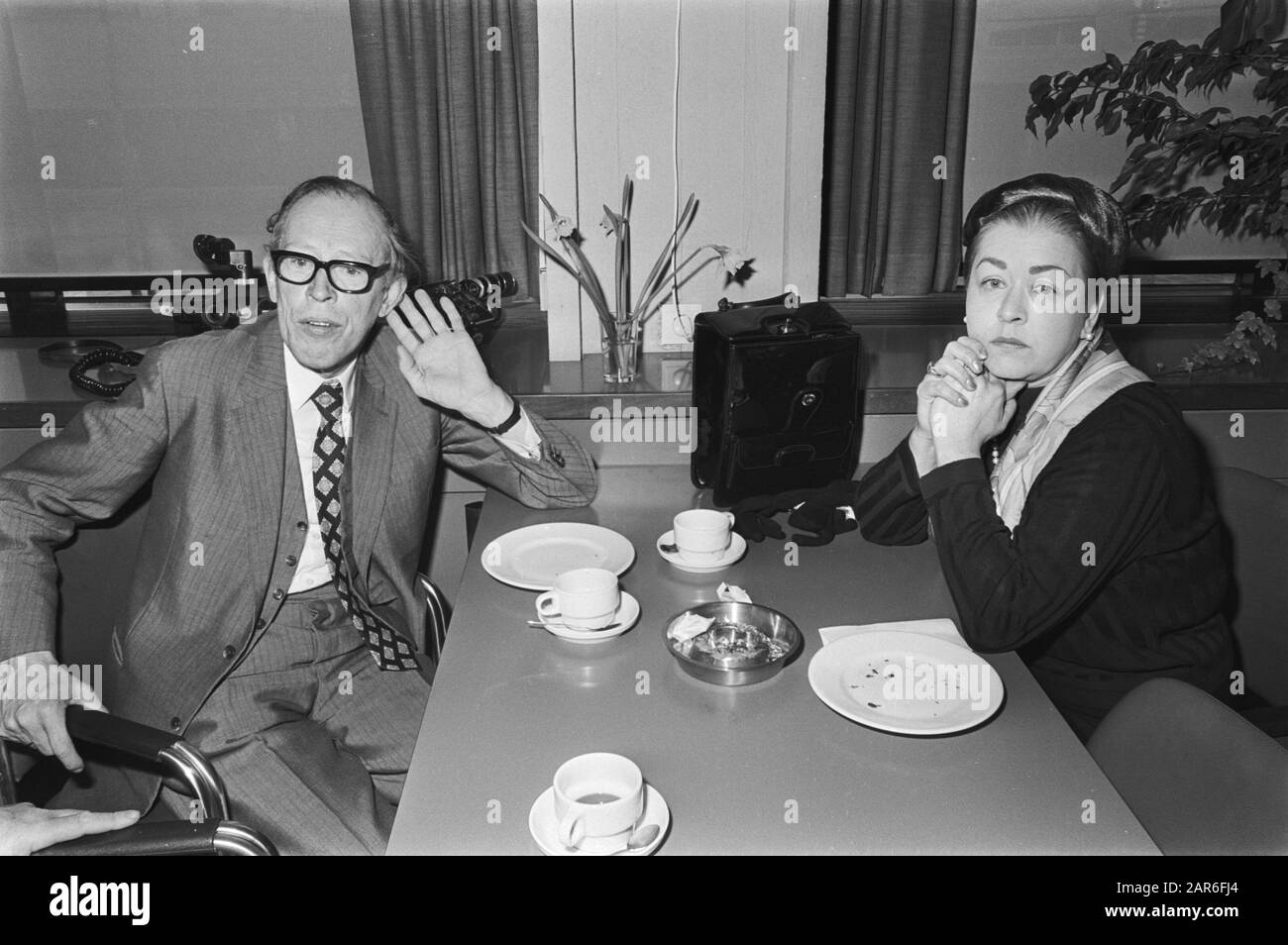 Brandstiftung Pieter Menden für die Kantongerecht Amsterdam (april 1977) Meta Menden im Gespräch mit dem Anwalt ihres Mannes Pieter Menden, mr. Leo van Heijningen Datum: 4. april 1977 Ort: Amsterdam, Noord -Holland Schlüsselwörter: Anwälte, Kriegsverbrechen persönlicher Name: Heijningen, Leo van, Menden, Meta Stockfoto