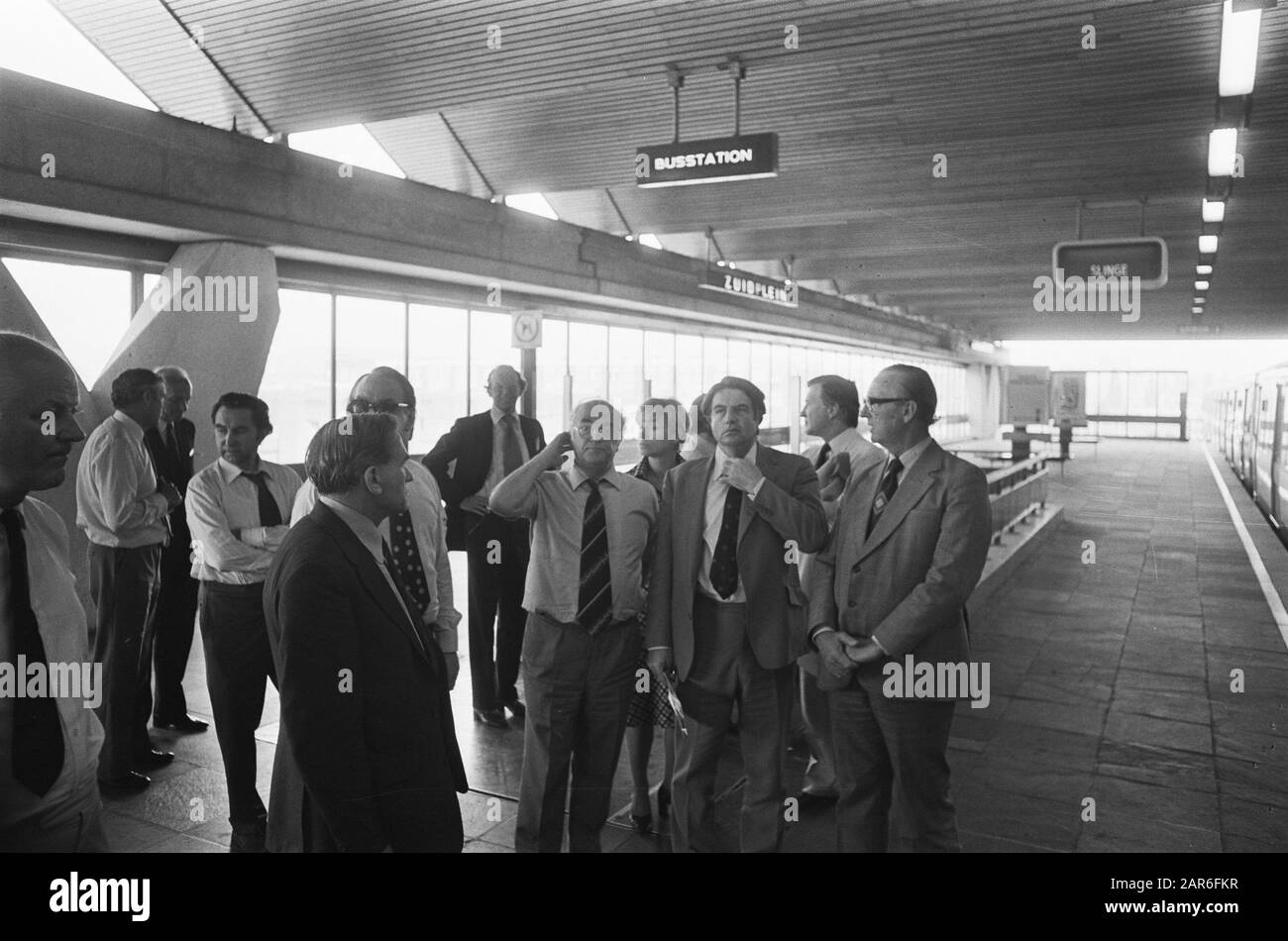 Britische Parlamentarier, die an den U-Bahn-Metros in Rotterdam arbeiten, Parlamentarier Datum: 8. Juli 1975 Ort: Rotterdam, Süd-Holland Schlüsselwörter: Metros, Parlamentarier Stockfoto