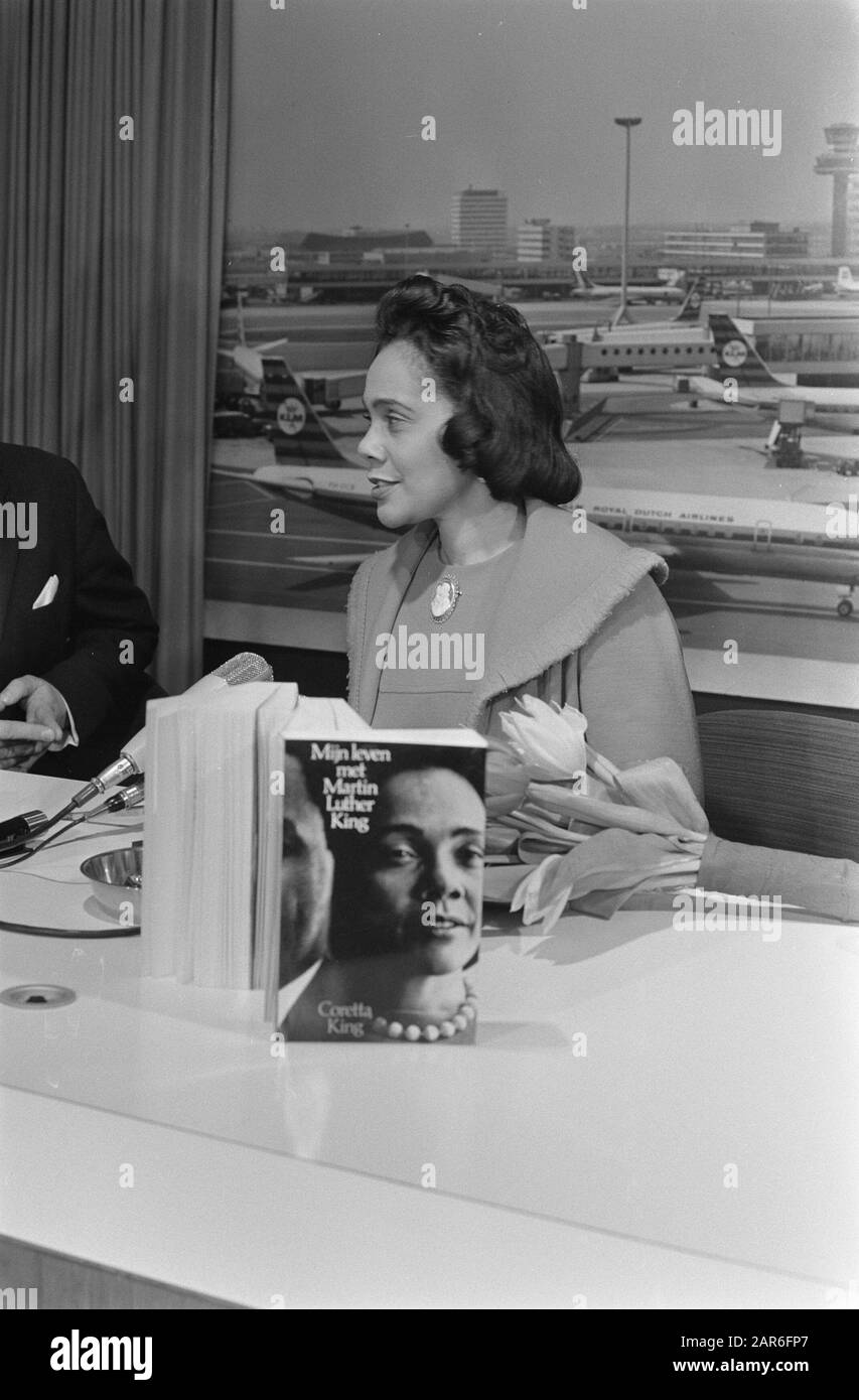 Frau Coretta King, Witwe von ds. Martin Luther King kommt am Flughafen Schiphol an. Frau King mit für sie, mit ihrem schriftlichen Buch Datum: 10. Februar 1970 Schlüsselwörter: Bücher, Witwen persönlicher Name: King, Coretta Stockfoto