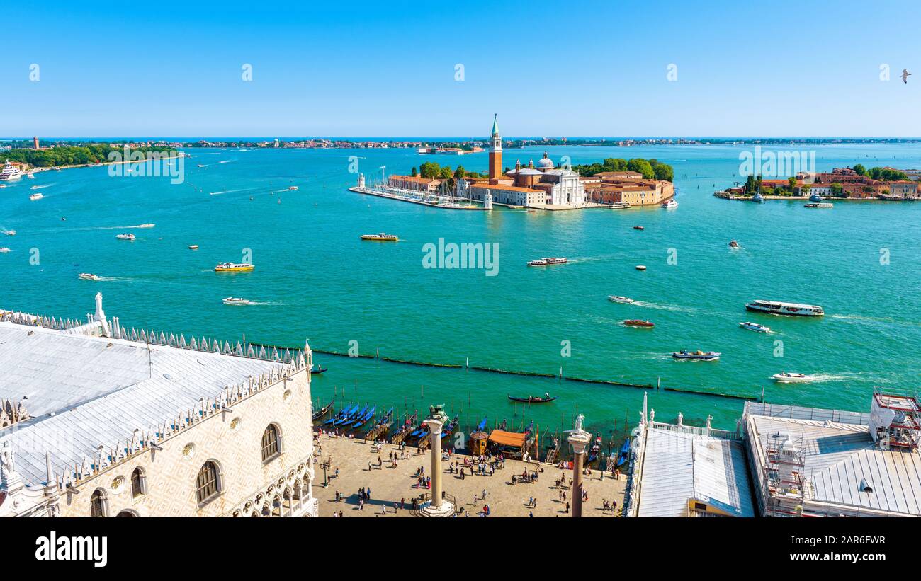 Luftpanorama vom San Marco Platz, Italien. Skyline von Venedig. Wunderschönes Panorama von Venedig im Sonnenlicht. Der Meeresdamm o Stockfoto