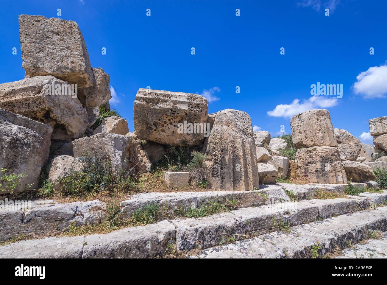 Ruinen des Tempels D, der Athena oder Aphrodite auf der Akropolis von Selinunte gewidmet ist, der antiken griechischen Stadt an der Südwestküste Siziliens in Italien Stockfoto