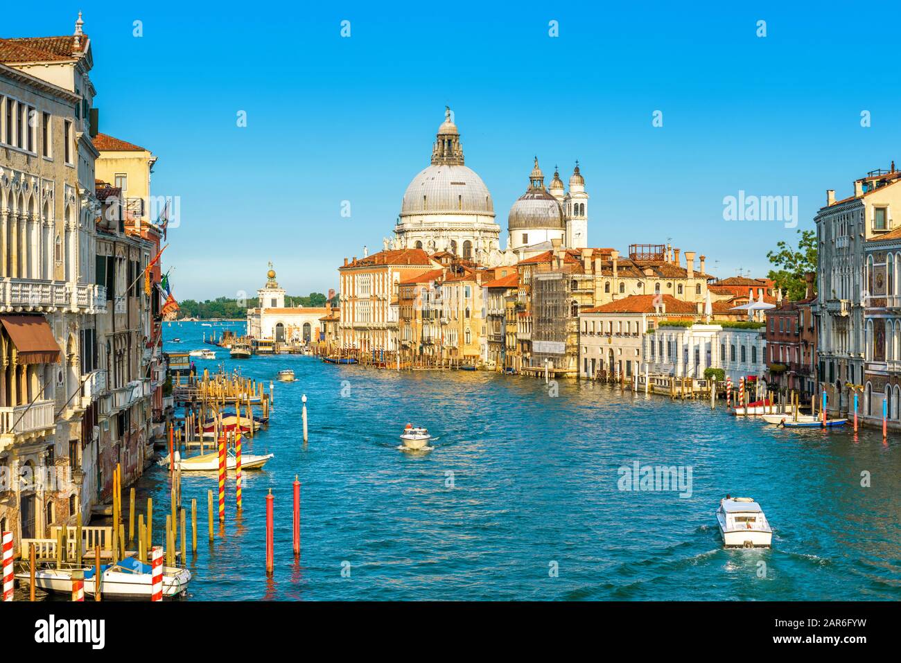 Canal Grande in Venedig an einem sonnigen Tag, Italien. Venedig im Sonnenlicht. Panoramaaussicht auf Venedig im Sommer. Stadtbild und Landschaft Venedigs. Rom Stockfoto