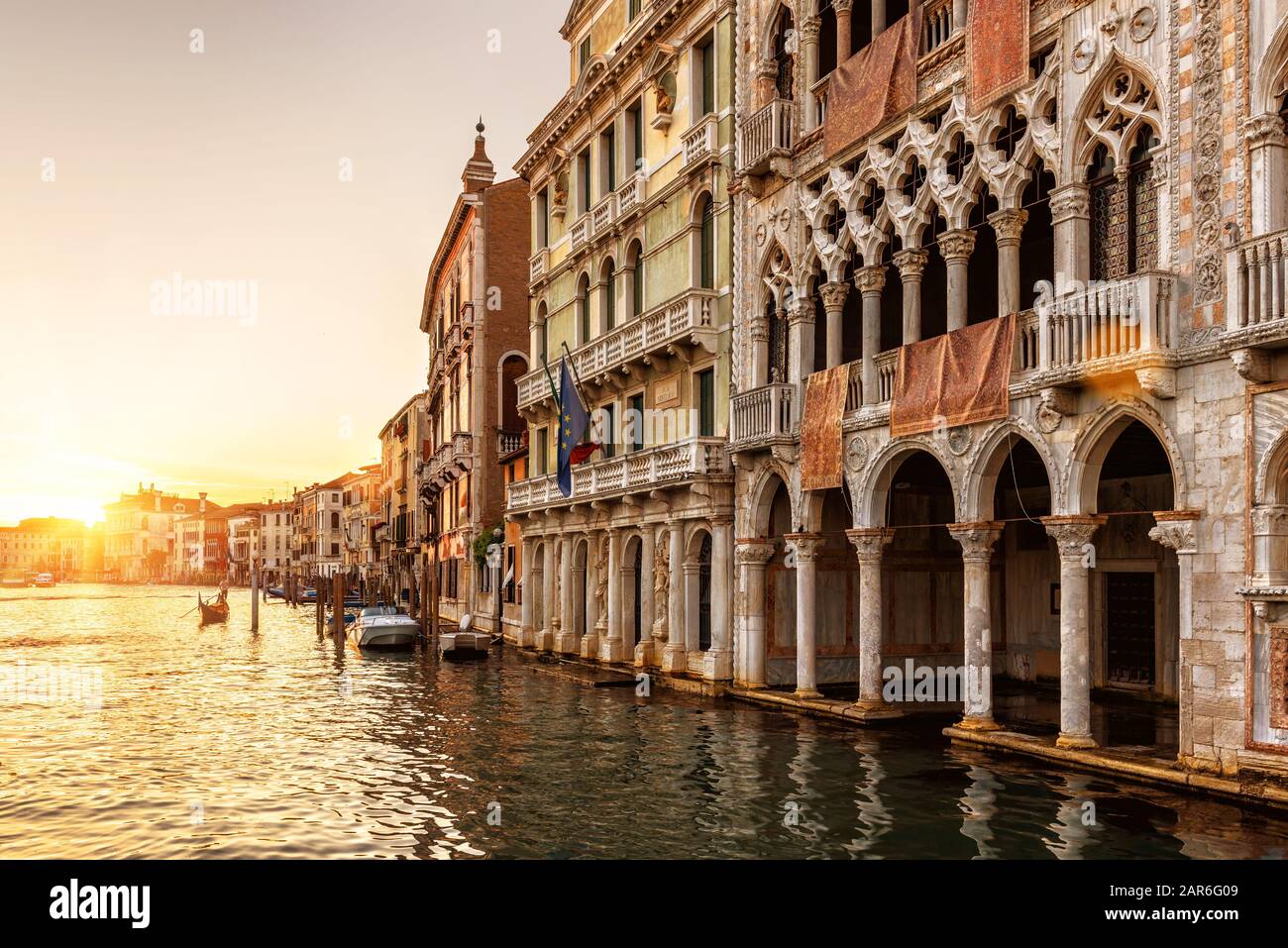 Venedig bei Sonnenuntergang, Italien. CA' d'Oro Palast (Golden House) im Vordergrund. Es ist das Wahrzeichen Venedigs. Schöner Blick auf den Canal Grande im Zentrum von Venedig a Stockfoto
