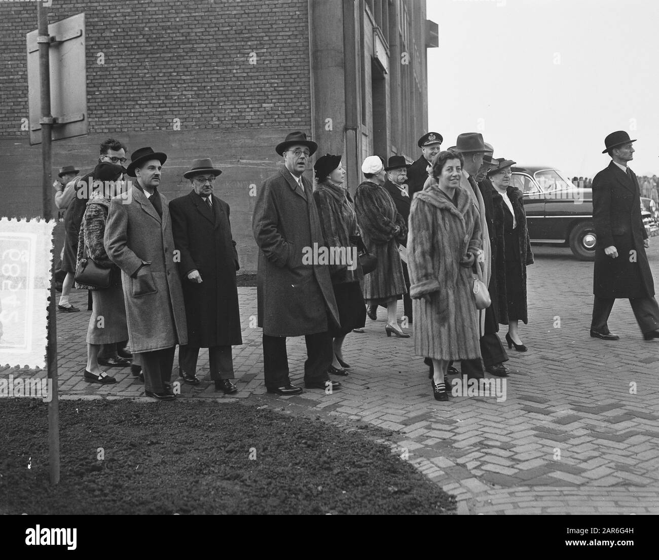 Tewaterlating Willem Barendsz II, Wilton Fijenoord Datum: 20. November 1954 Standort: Schiedam Schlüsselwörter: Schiffbau, Start, Walfänger Institutionenname: Willem Barentz, Wilton -Fijenoord Stockfoto