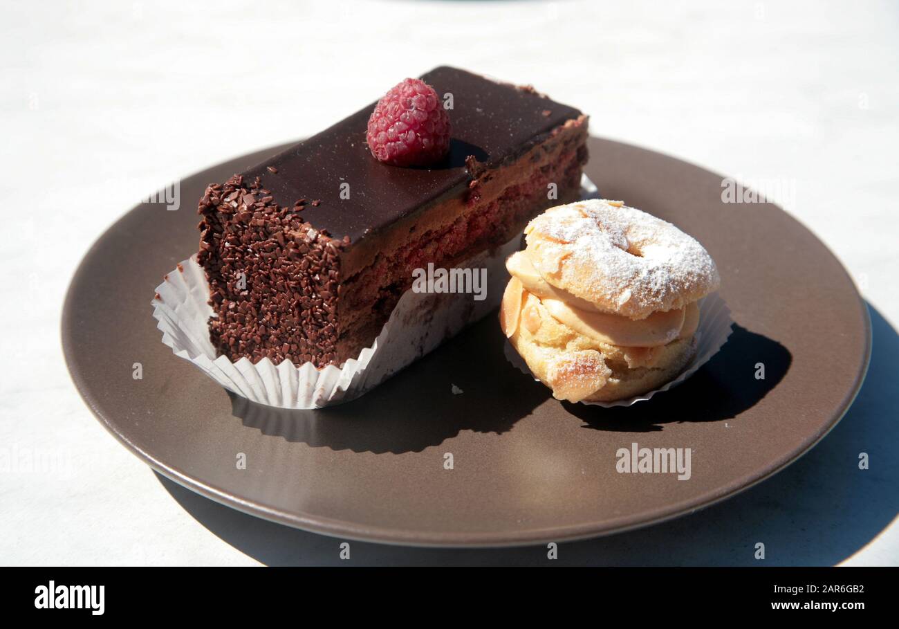 2 Kuchen auf einem Teller. Stockfoto