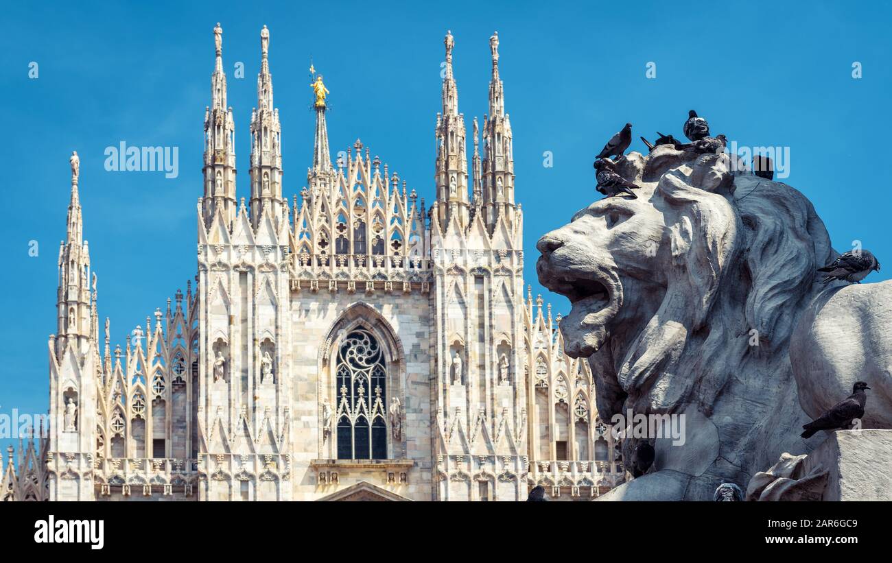 Skulptur eines Löwen als Teil des Denkmals für Victor Emanuel II auf der Piazza del Duomo in Mailand, Italien. Der Mailänder Dom (Duomo di Milano) im Stockfoto