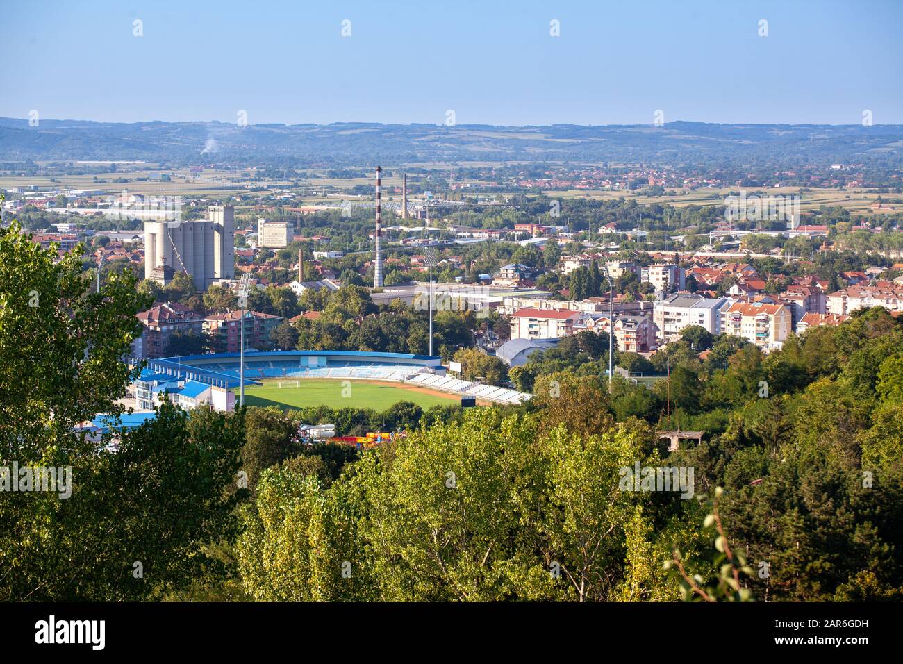 Das Stadtpanorama von Jagodina ist eine Stadt und das Verwaltungszentrum des Distrikts Pomoravlje in Šumadija, Zentralserbien Stockfoto