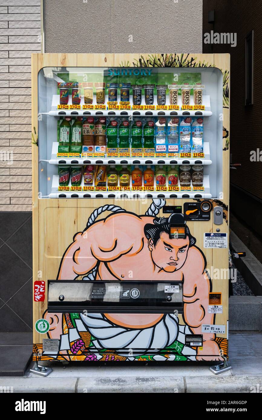 Ein Verkaufsautomat in Tokio, dekoriert mit einem Sumo-Ringer. Tokio, Japan, August 2019 Stockfoto