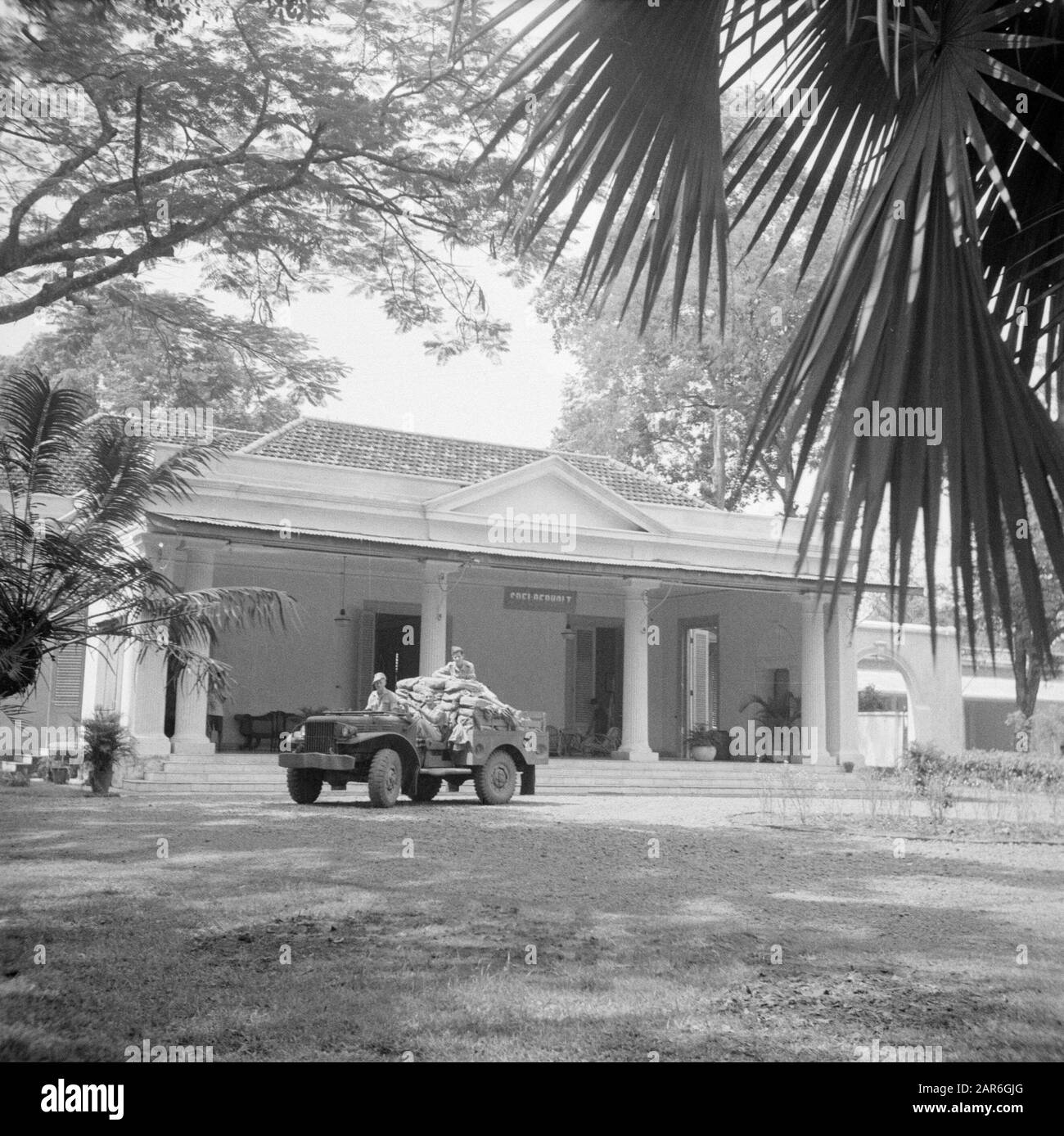 Kriegsfreiwillige in Malakka und Indonesien Militär in einem schwer beladenen Waffenträger für Spelderholt, Sitz des Verbindungsdienstes auf dem Königsplatz in Batavia Anmerkung: Der Name Spelderholt erinnert an das namensgebende Hauptquartier des Prinzen Bernhard in Apeldoorn, in der Zeit vor der Befreiung des Westens der Niederlande Datum: 1946 Ort: Batavia, Indonesien, Indonesien, Jakarta, Niederländische Ostindien Schlüsselwörter: Gebäude, Jeeps, Militär Stockfoto