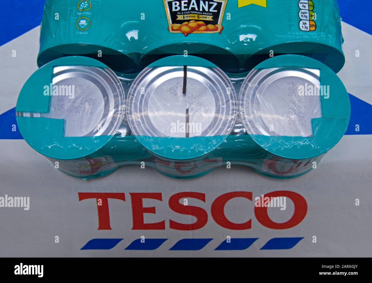 Tesco UK wird ab März 2020 den Verkauf von Multipack-Dosen mit Kunststoffverpackung aufgeben, um die Verpackung zu kürzen, und stattdessen Multi-Buy-Angebote anbieten. Stockfoto
