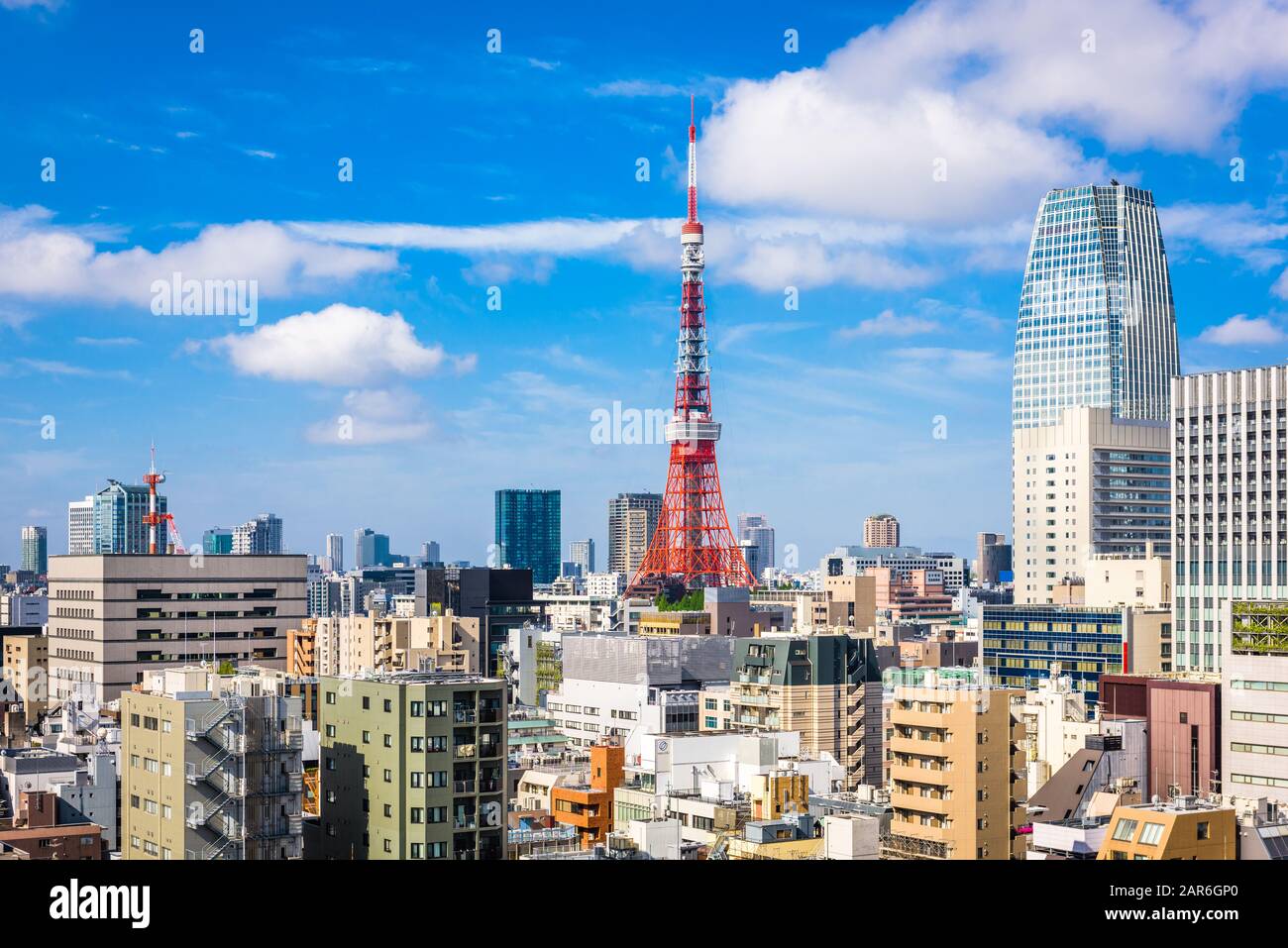 Tokyo, Japan Stadtbild und Turm aus dem Toranomon-Geschäftsviertel. Stockfoto