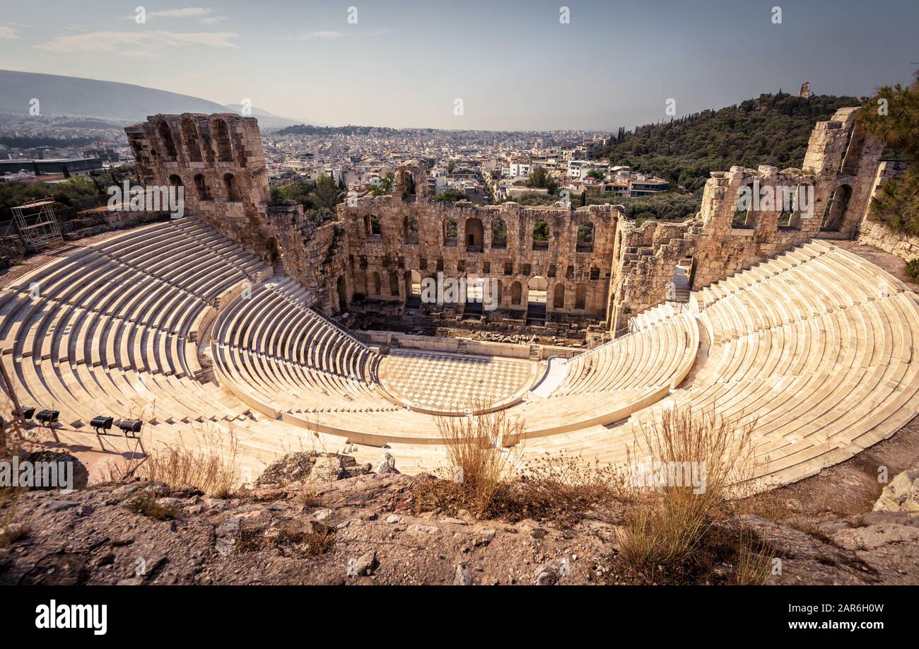 Panoramablick auf das Odeon von Herodes Atticus auf der Akropolis von Athen, Griechenland. Es ist eines der Wahrzeichen Athens. Panorama-Blick auf Herodes Stockfoto
