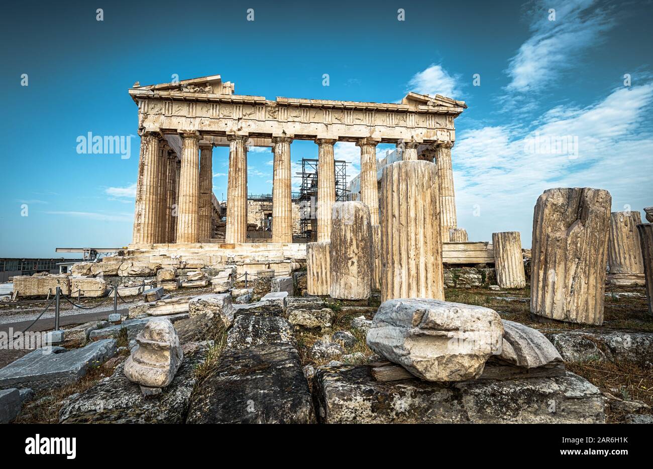 Parthenon auf der Akropolis von Athen, Griechenland. Der altgriechische Parthenon ist ein Wahrzeichen Athens. Dramatische Sicht auf Überreste der antiken Stadt Athen Stockfoto