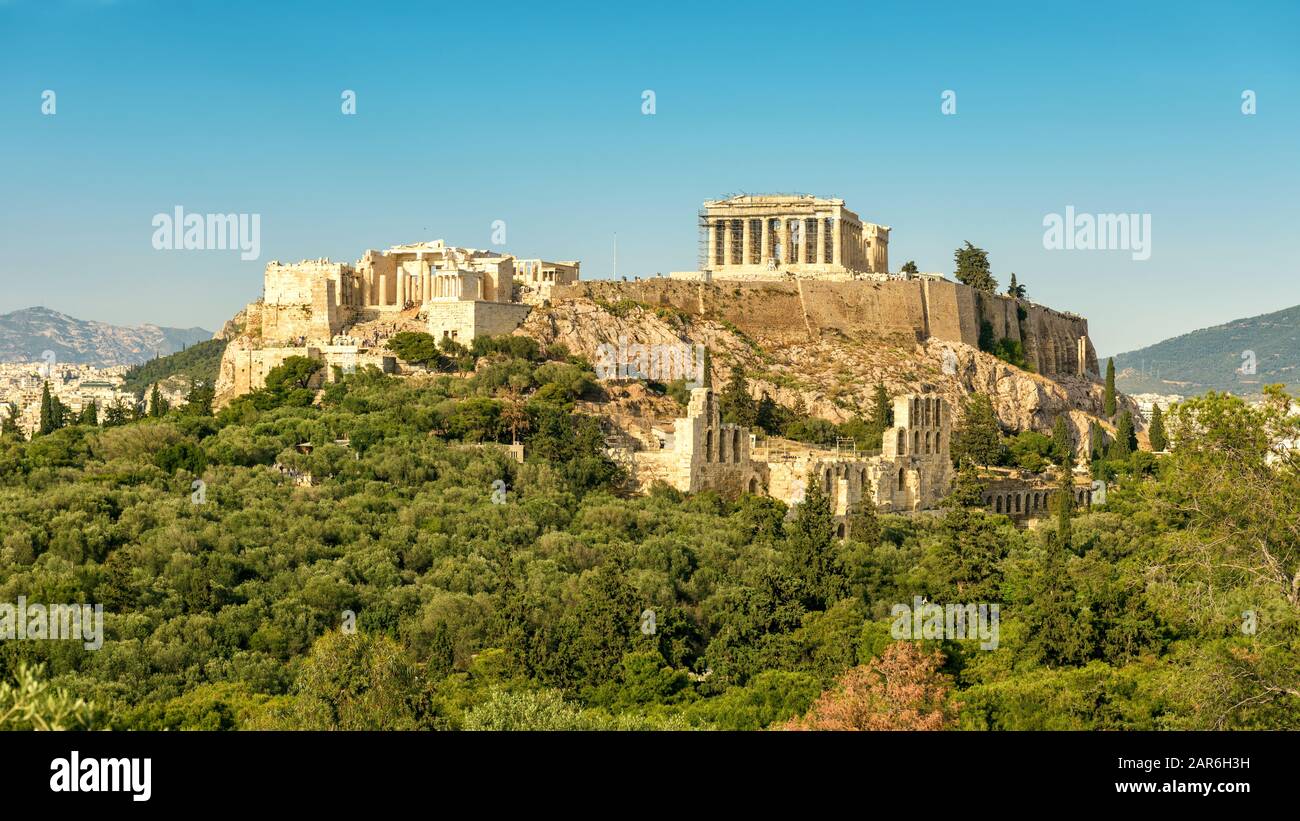 Panoramablick auf Akropolis, Athen, Griechenland. Der altgriechische Parthenon auf dem Akropolishügel ist das wichtigste Wahrzeichen Athens. Panorama-Panorama des berühmten Stockfoto