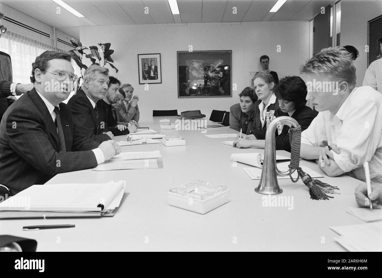 Aktionstag der Krankenschwestern für höhere Löhne, organisiert von VVIO (Krankenschwestern und Pfleger in Rebellion) Minister De Koning van soziale Angelegenheiten und Beschäftigung (2. Von links) und Staatssekretär Dees (l) sprechen mit Vertretern der VVVIO Datum: 15. März 1989 Ort: Den Haag, Zuid-Holland Schlüsselwörter: Demonstrationen, Gespräche, Minister, Staatssekretäre, Krankenschwestern persönlicher Name: Dees, D.J.D., King, J. de Stockfoto