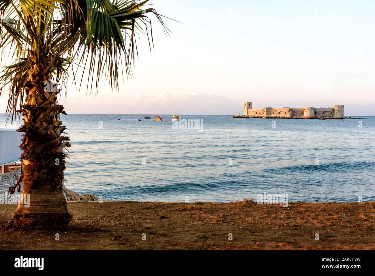 Mergin, Türkei - 16. August 2019: Jungfernschloss, Kiz Kalesi mit Palmen im Mittelmeer. Mersin Türkei Stockfoto