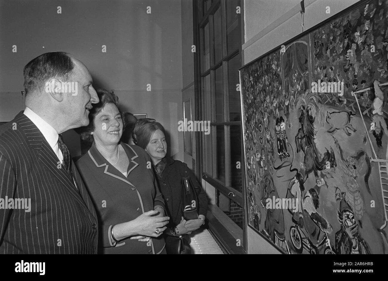 Minister Luns eröffnete die Malausstellung in Anne Frankhuis, Bottenheim Niemer und Minister Luns auf einer der vielen Leinwände Datum: 20. Januar 1968 Standort: Amsterdam, Noord-Holland Schlüsselwörter: Ausstellungen persönlicher Name: Bottenheim Niemer, Ellen, Luns, J.A.M.H., Luns, Joseph Institutionenname: Anne Frank Haus Stockfoto